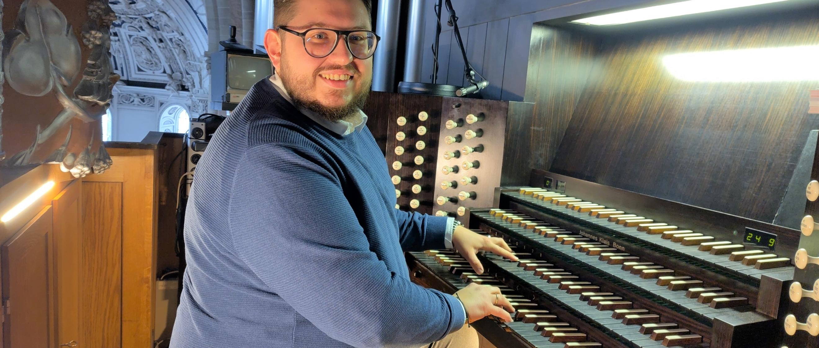 Domorganist Marcel Elisch an der Schwalbennestorgel.