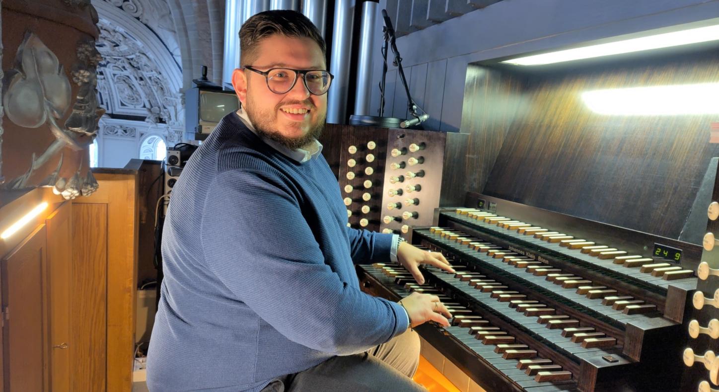 Domorganist Marcel Elisch an der Schwalbennestorgel.