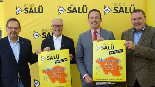 Caritasdirektor Dirk Schmitt, Pfarrer Wolfgang Glitt, Chef der Staatskanzlei David Lindemann und RADIO SALÜ Geschäftsführer Axel Musolff eröffneten die diesjährige Sternenregen-Aktion.