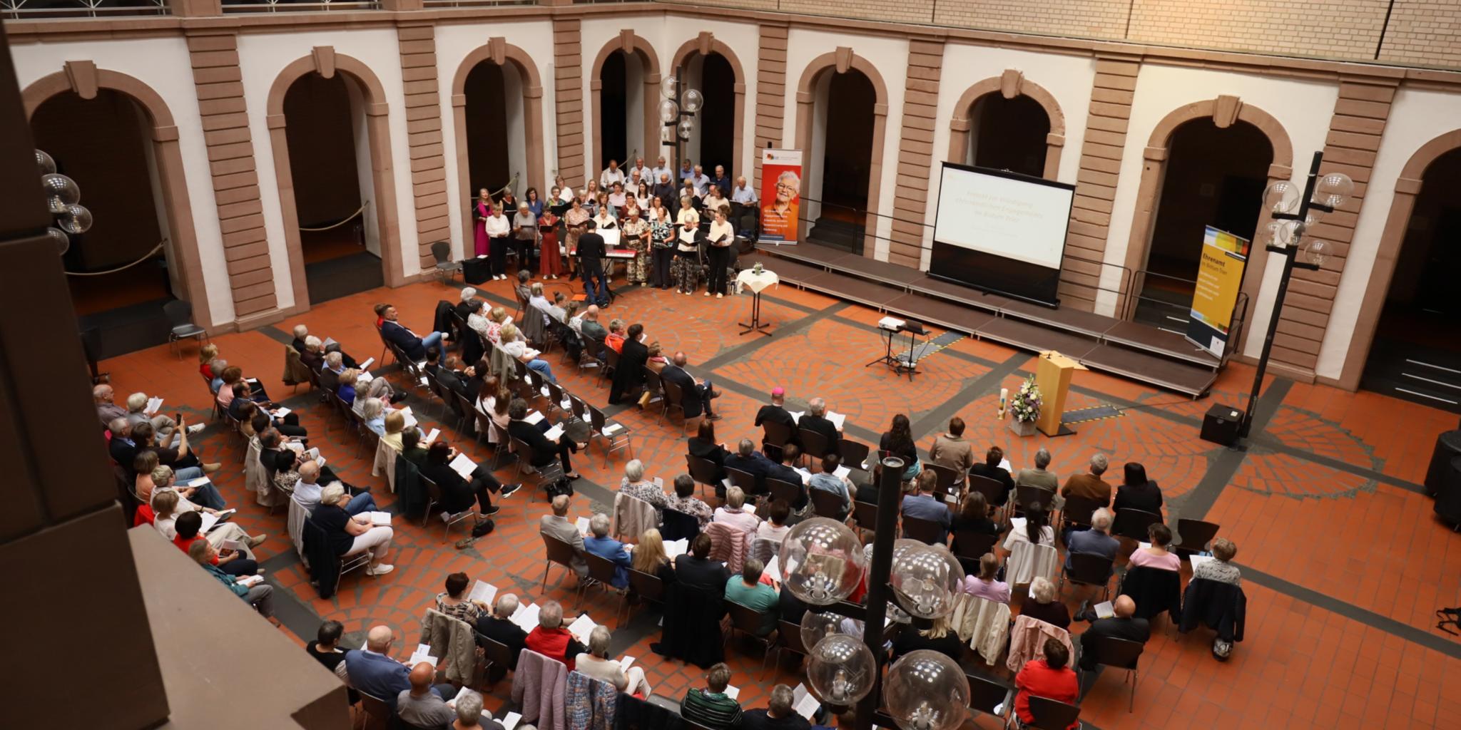 Der Festakt fand in der Aula des Bischöflichen Angela-Merici-Gymnasiums Trier statt.