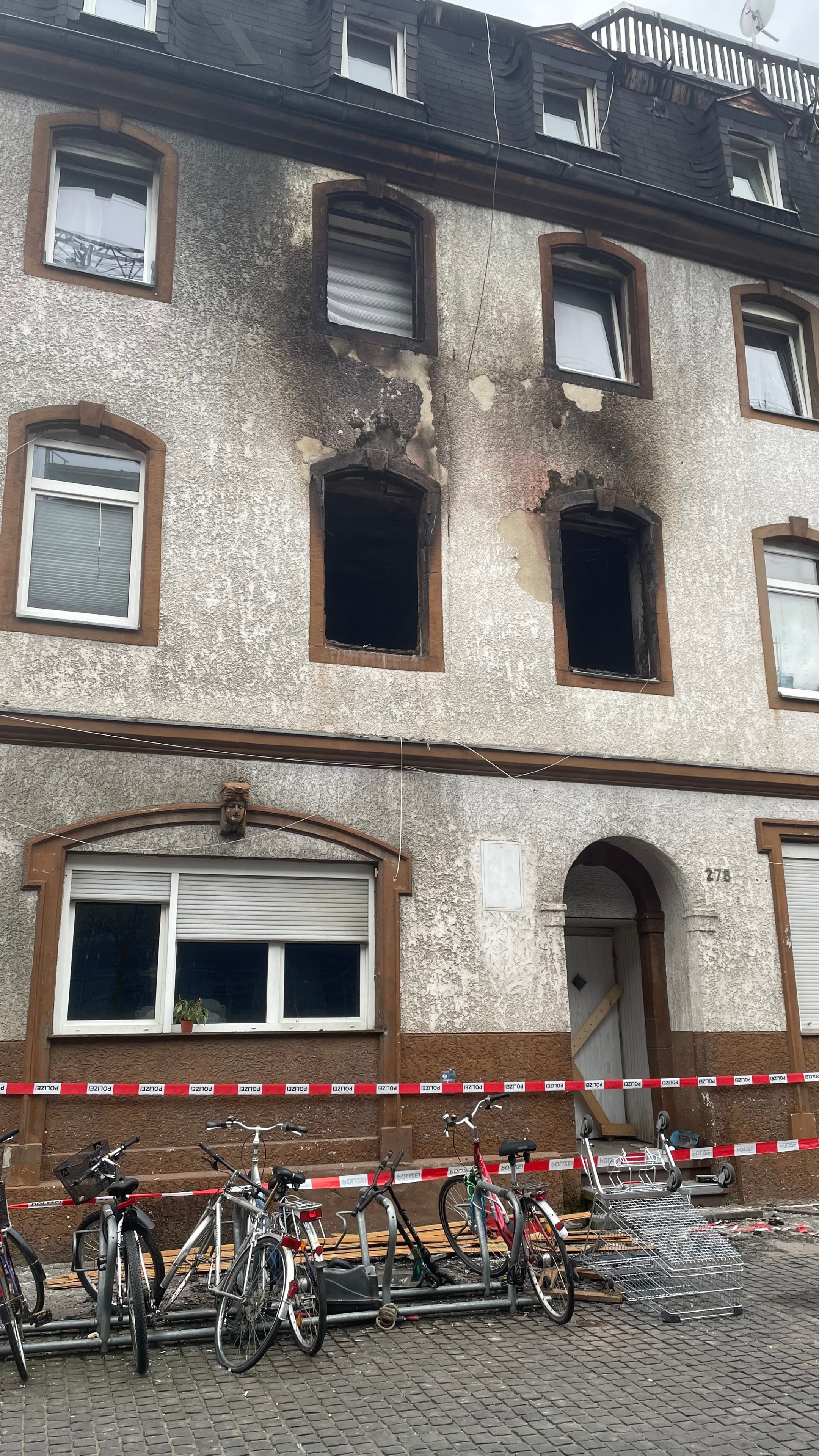 Ausgebranntes Mehrfamilienhaus in der Kapuzinerstraße