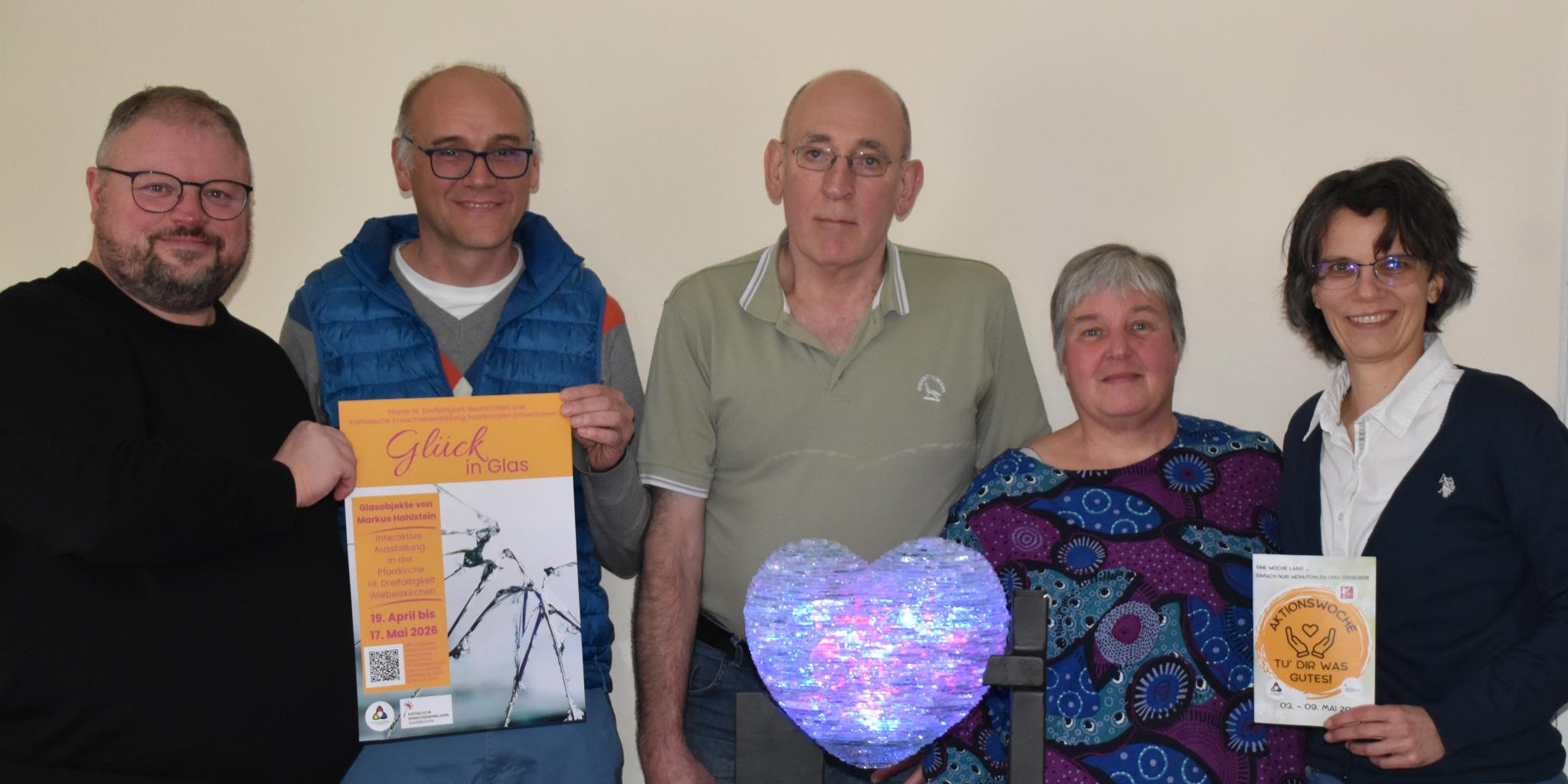 Pfarrer Markus Krastl, KEB-Referent Klaus Becker, Künstler Markus Hohlstein, Gemeindereferentin Claudia Busch und Pastoralreferentin Jennifer Schmitt laden zu den Aktionen rund ums Thema Glück ein.