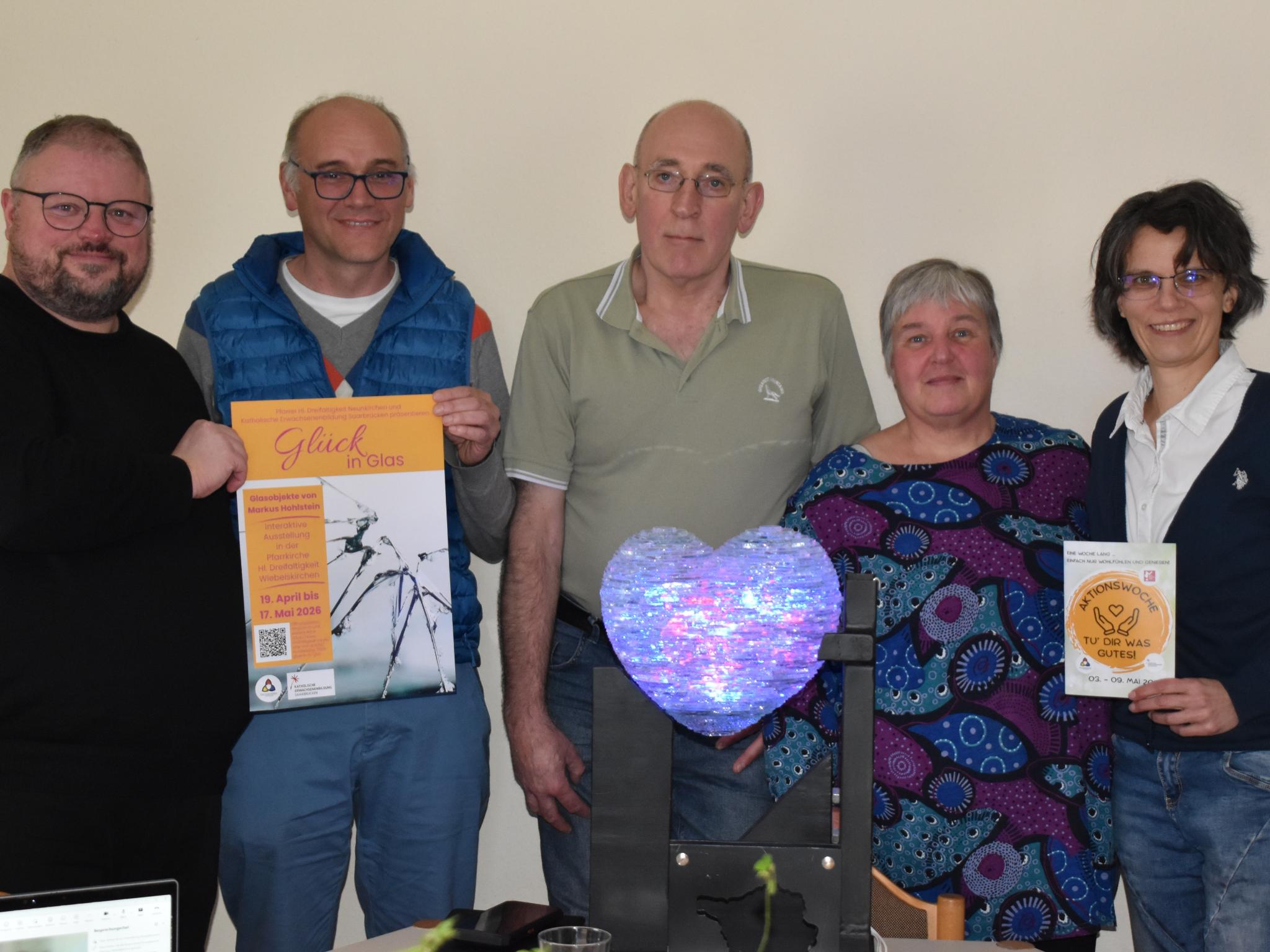 Pfarrer Markus Krastl, KEB-Referent Klaus Becker, Künstler Markus Hohlstein, Gemeindereferentin Claudia Busch und Pastoralreferentin Jennifer Schmitt laden zu den Aktionen rund ums Thema Glück ein.