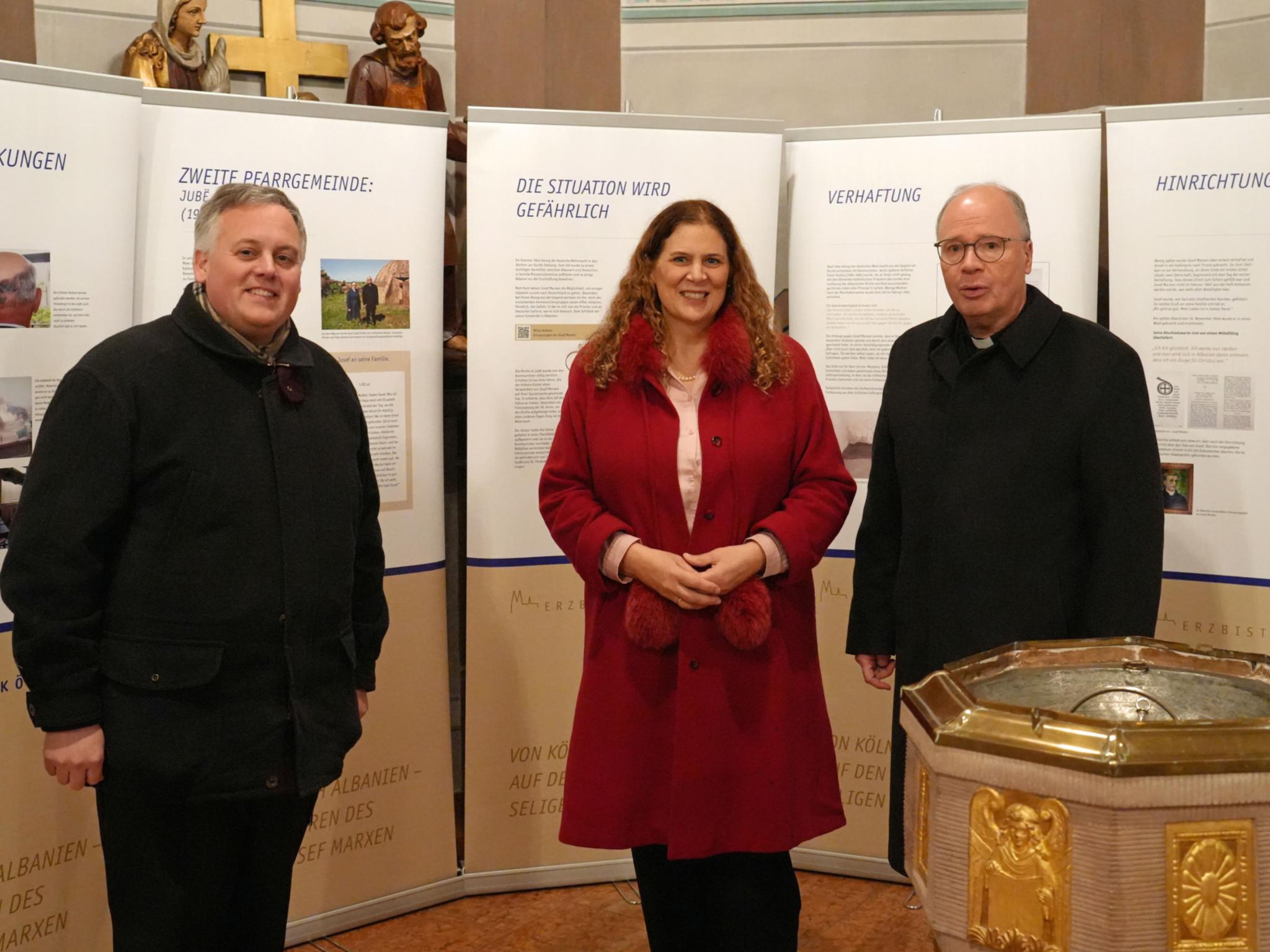 Pfarrer Marco Weber, Cäcilia Giebermann und Bischof Stephan Ackermann (von links) in der Ausstellung zu Josef Marxen in der St.-Remigius-Kirche.