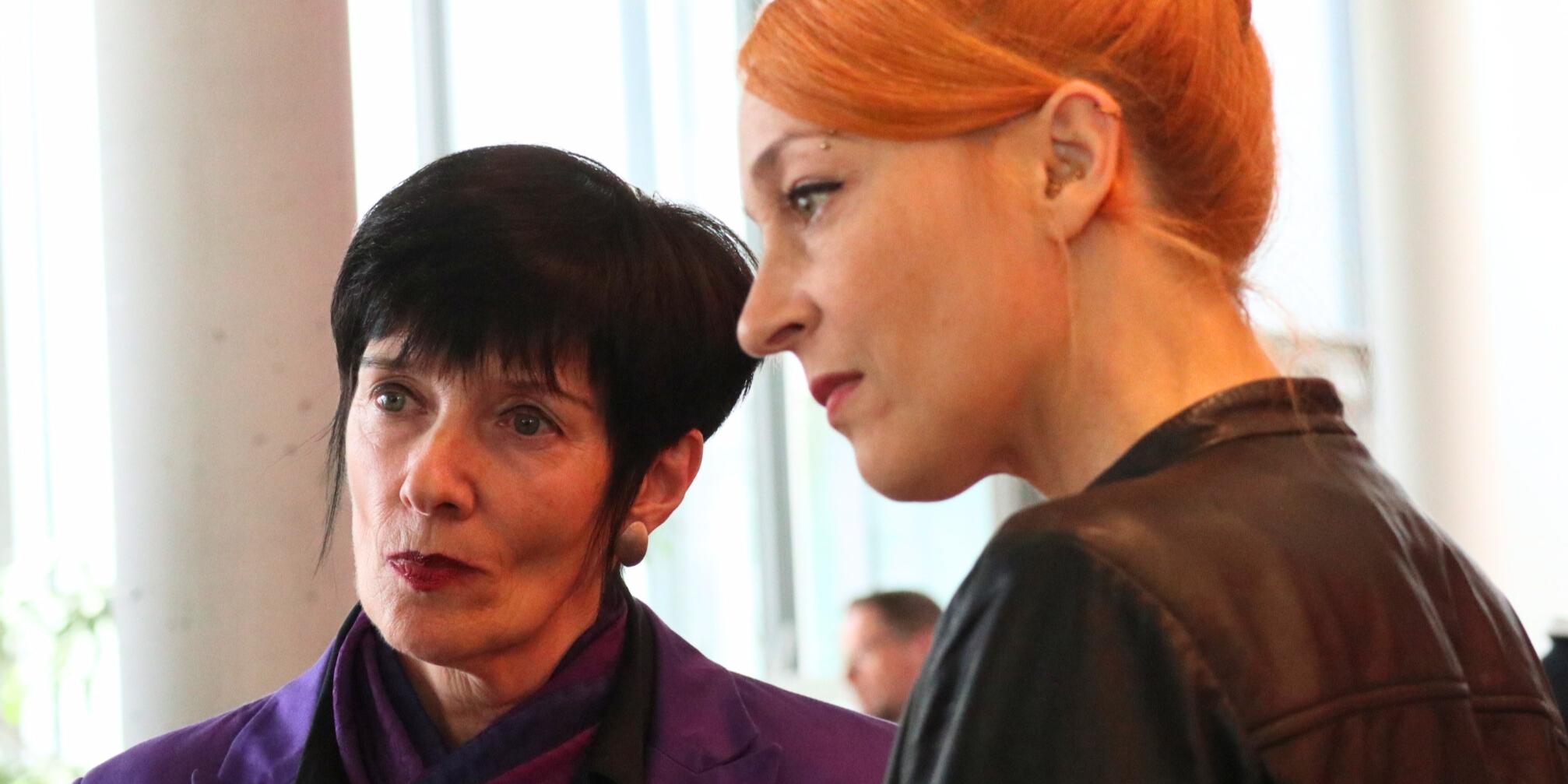 Andrea Kien-Groß (links) und Ramona Kaspers, frisch gewähltes Mitglied im Rat des Pastoralen Raums, im Austausch mit anderen Engagierten.