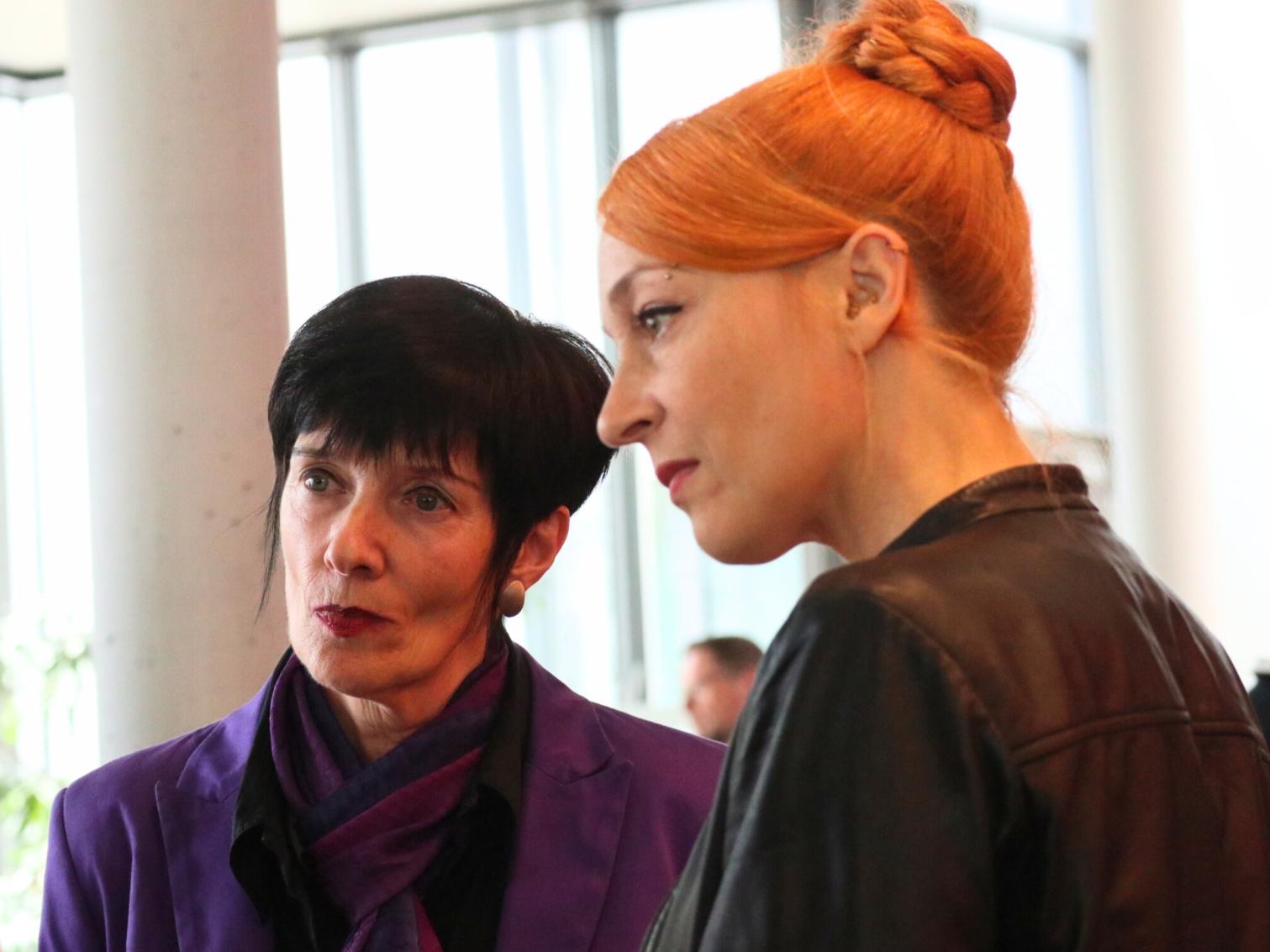 Andrea Kien-Groß (links) und Ramona Kaspers, frisch gewähltes Mitglied im Rat des Pastoralen Raums, im Austausch mit anderen Engagierten.