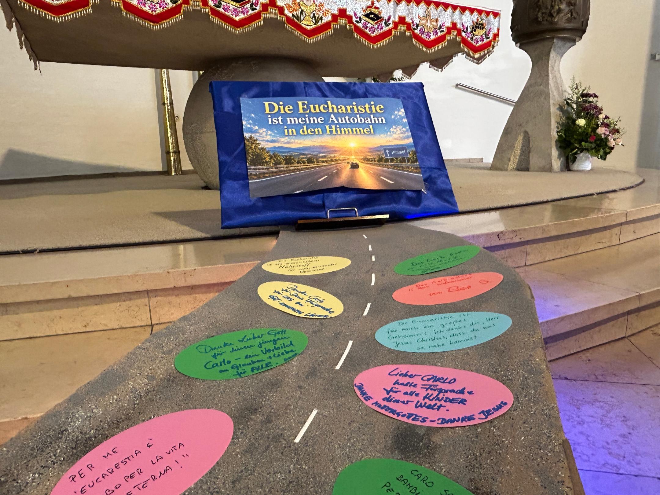 'Die Eucharistie ist meine Autobahn in den Himmel' - Besucherinnen und Besucher können ihre Gedanken zur Eucharistie in der Kirche ergänzen.