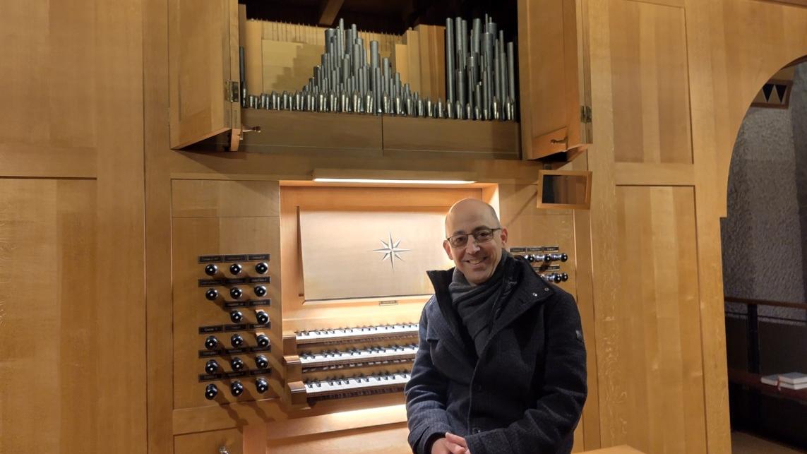Axel Simon an der Metzler-Orgel in der Marienstiftskirche in Trier-Pfalzel.