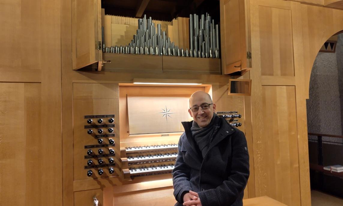 Axel Simon an der Metzler-Orgel in der Marienstiftskirche in Trier-Pfalzel.
