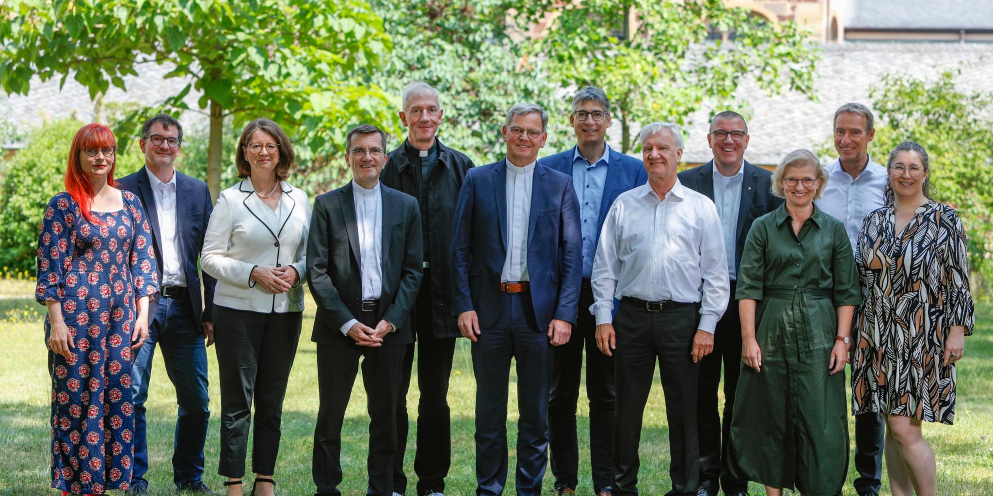 Die Leitungen der Bereiche und Stabsstellen mit Generalvikar Dr. Ulrich Graf von Plettenberg und Leitendem Direktor Andreas Trogsch. (vorne Mitte)