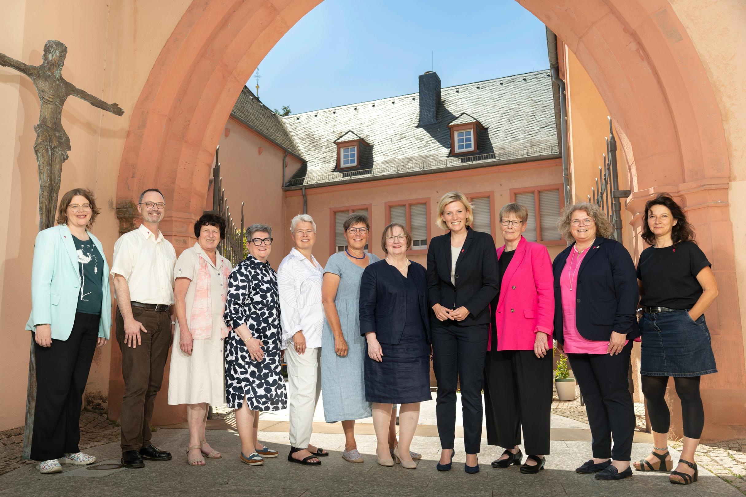 Gruppenfoto des kfd-Bundesvorstands. Man sieht 10 Frauen und einen Mann