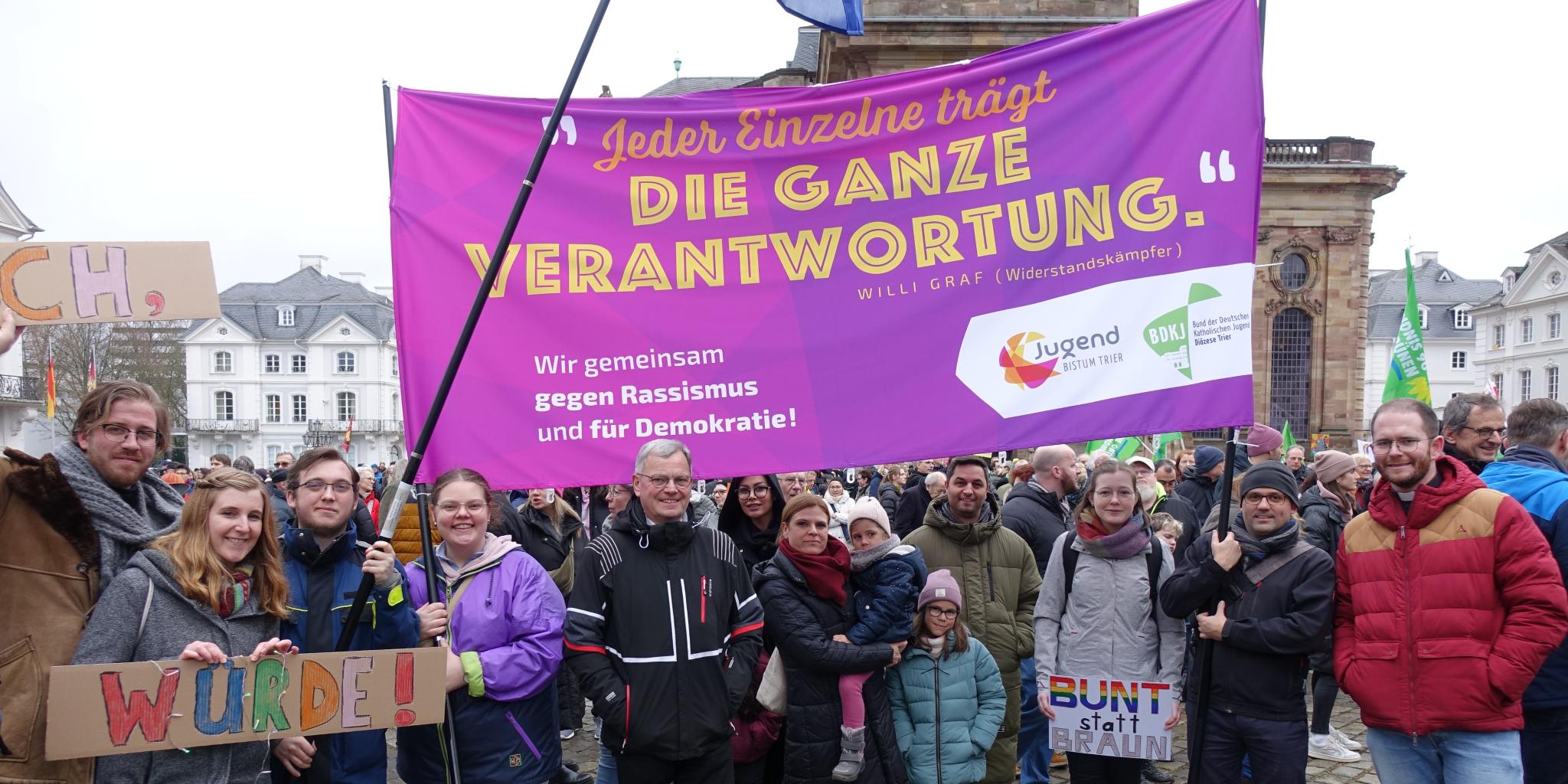 Mit dabei bei der Demo waren auch verschiedene kirchliche Gruppen und Organisationen: darunter der Trierer Generalvikar Dr. Ulrich Graf von Plettenberg (Mitte) und Jugendpfarrer Thomas Hufschmidt (rechts)