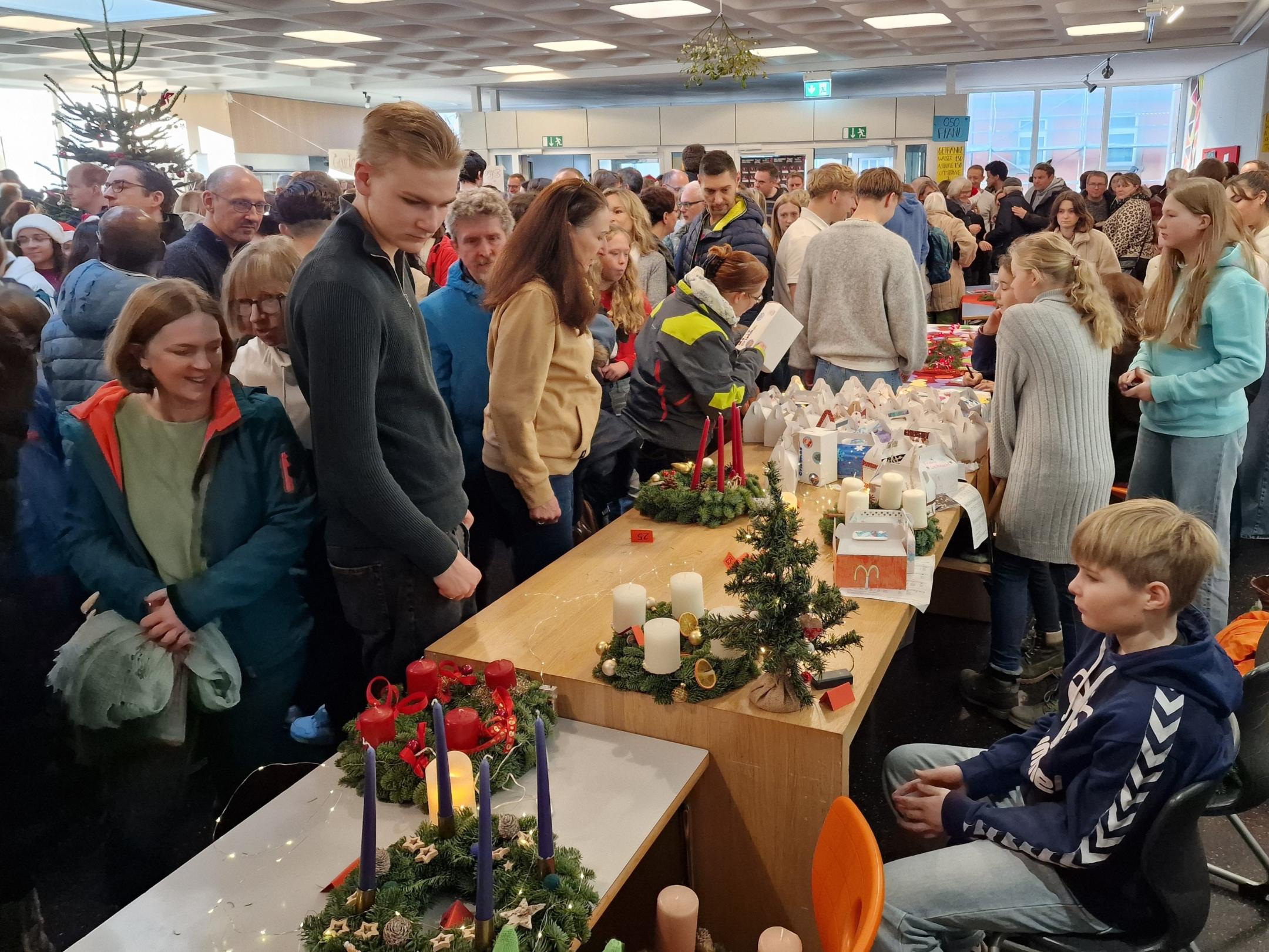 Viele hundert Eltern, Ehemalige und zahlreiche interessierte Kinder besuchten den diesjährigen Adventsbasar