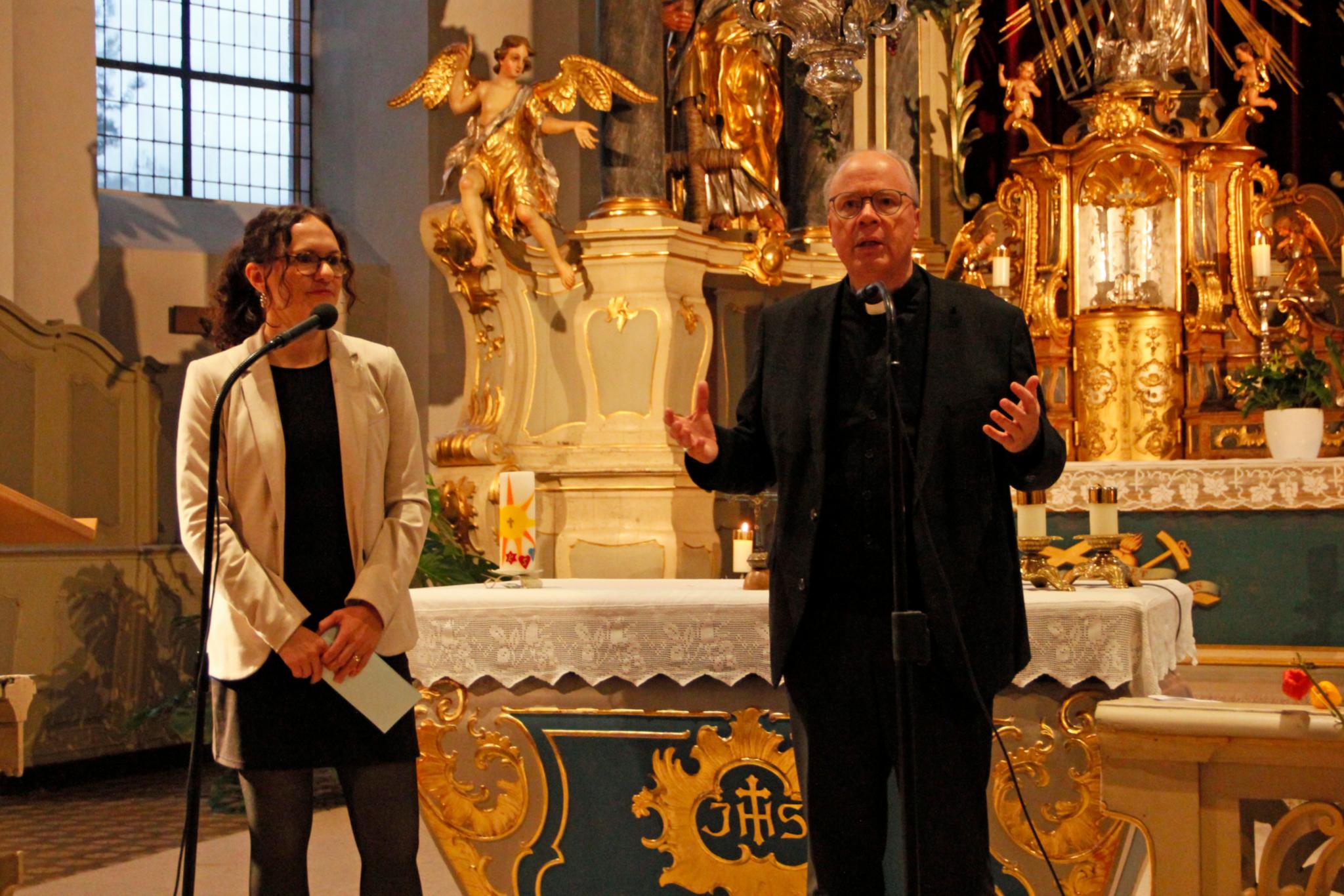 Bischof Ackermann und Moderatorin Simone Bastreri