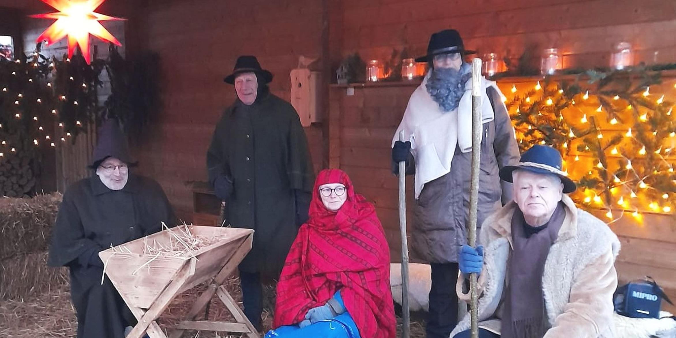 Das Jubiläum des „Begehbaren Adventskalenders“ wird mit einer lebendigen Krippe gefeiert (Foto von links Armin Surkus-Anzenhofer, Erich May, Pia Adam, Sigrid Steffens und Hermann Theobald).