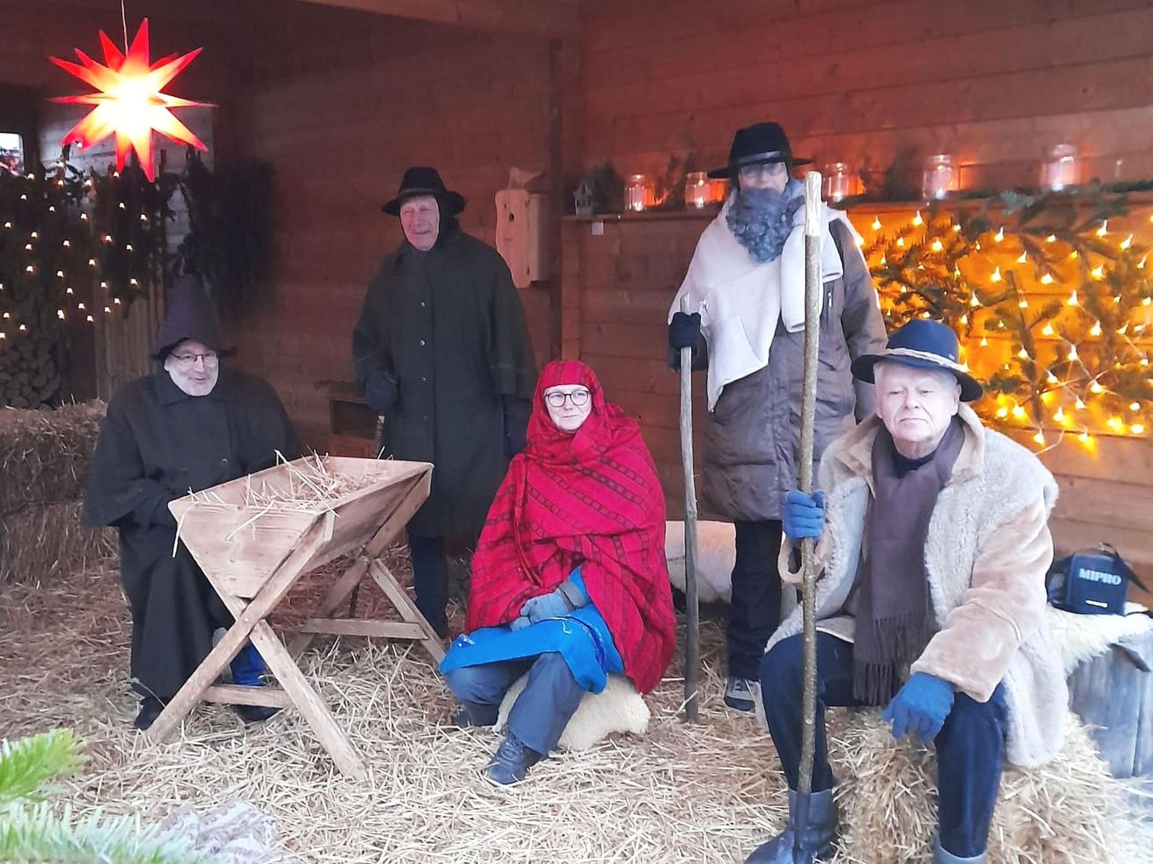 Das Jubiläum des „Begehbaren Adventskalenders“ wird mit einer lebendigen Krippe gefeiert (Foto von links Armin Surkus-Anzenhofer, Erich May, Pia Adam, Sigrid Steffens und Hermann Theobald).