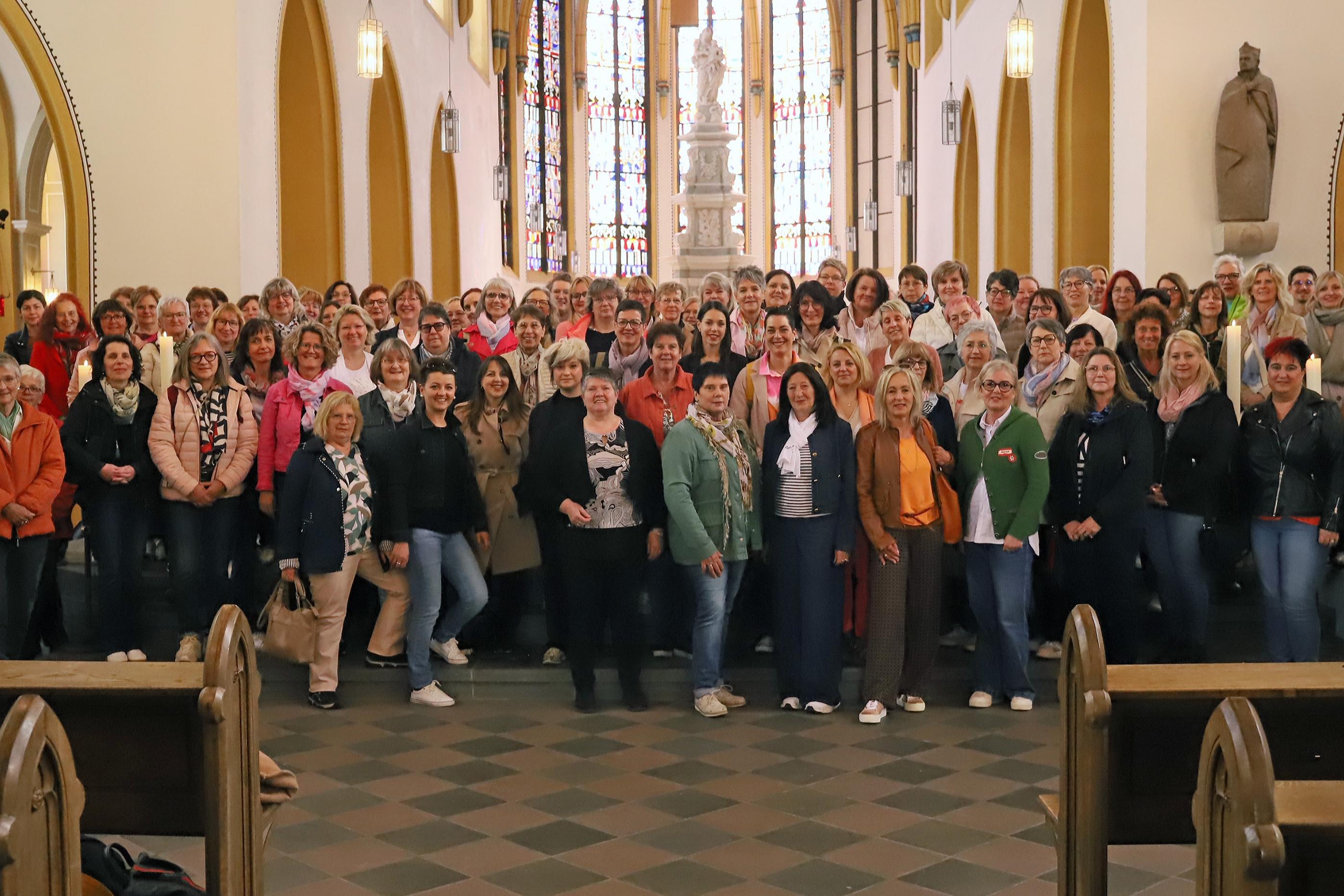 Gruppenfoto der Pfarrsekretärinnen und -sekretäre