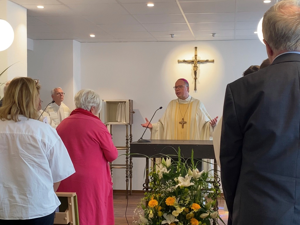 Bischof Dr. Stephan Ackermann begrüßt die Anwesenden in den Klinik-Kapelle.