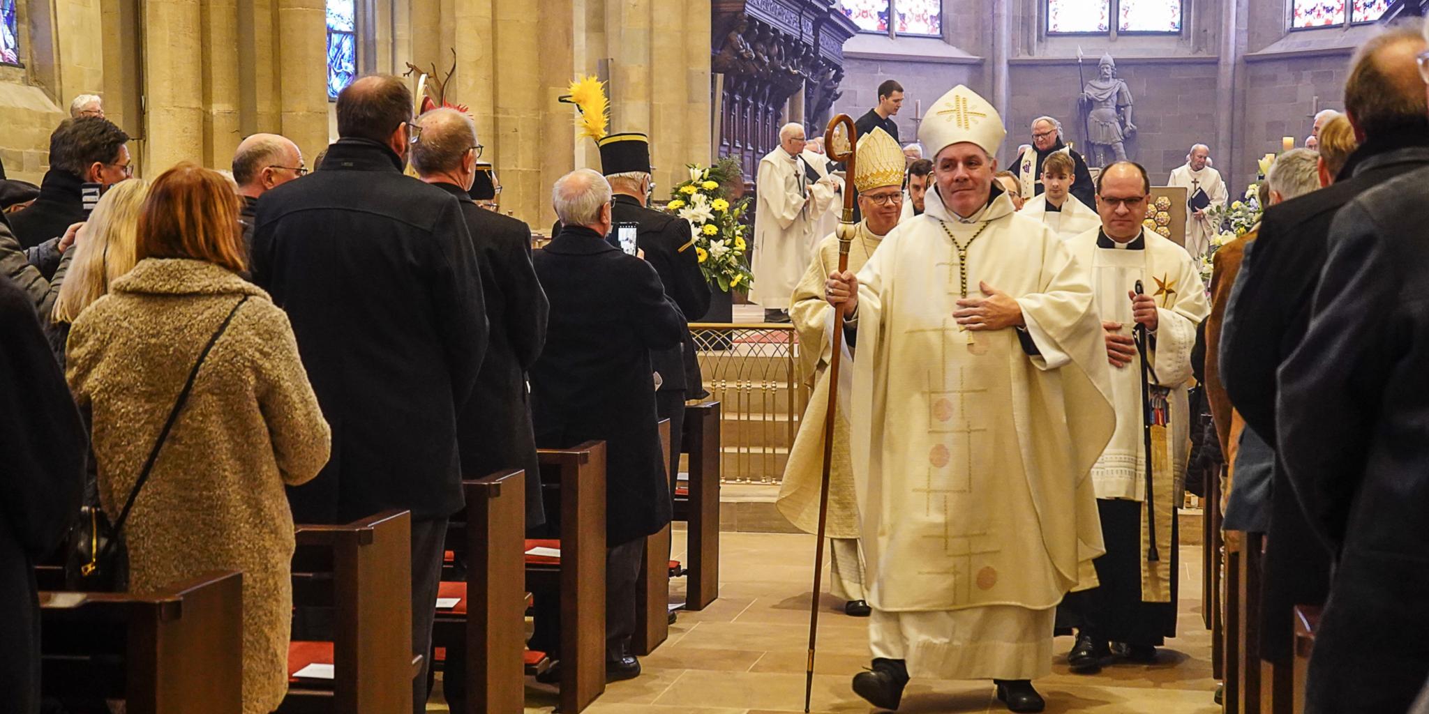 In der Abteikirche Tholey hat am Sonntag der neue Abt Wendelinus Naumann (Mitte) seine Benediktion zur Amtseinsetzung gefeiert. Gewählt wurde der 53-jährige Saarländer bereits im August. Nun erhielt er Ring, Mitra und Stab.