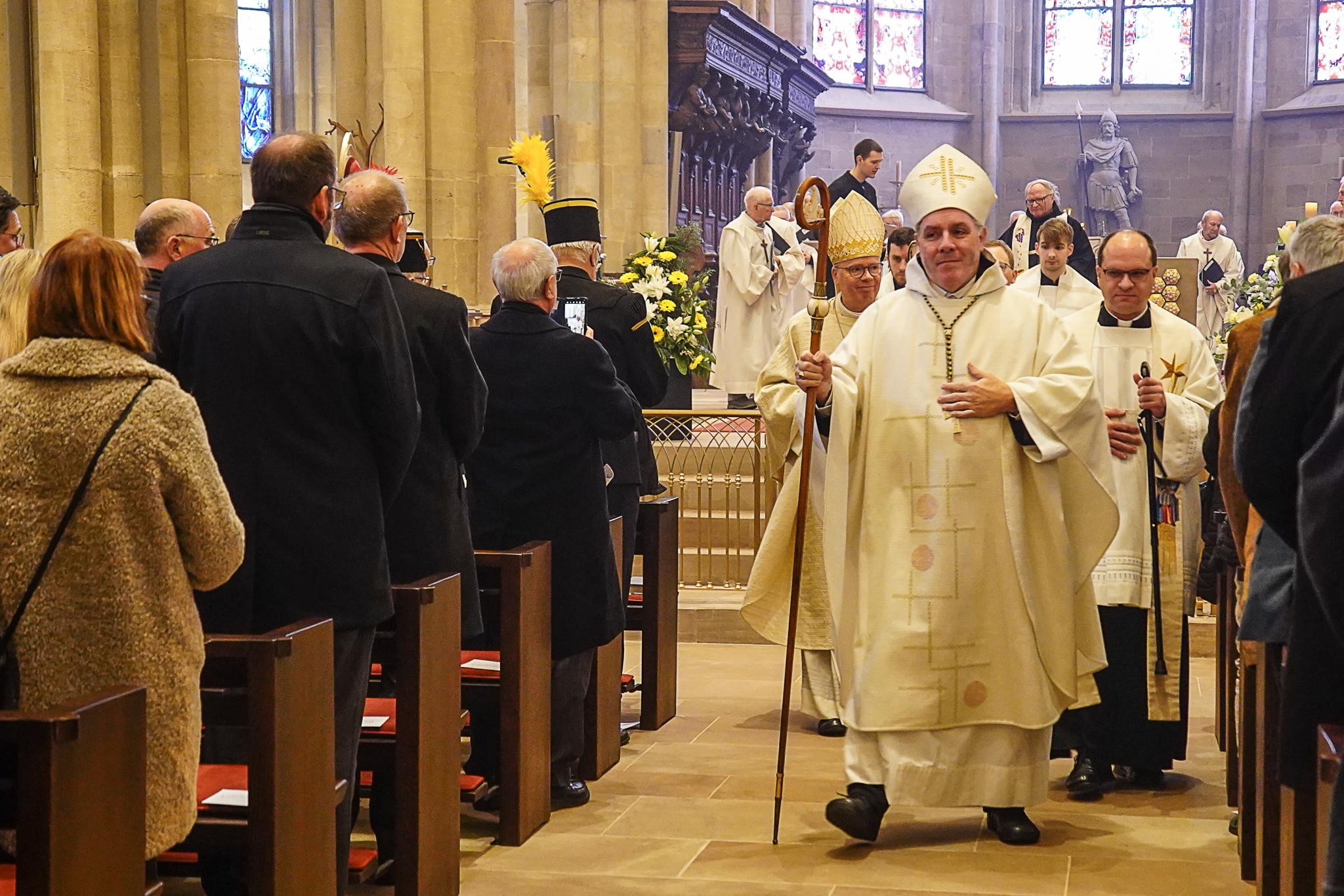 In der Abteikirche Tholey hat am Sonntag der neue Abt Wendelinus Naumann (Mitte) seine Benediktion zur Amtseinsetzung gefeiert. Gewählt wurde der 53-jährige Saarländer bereits im August. Nun erhielt er Ring, Mitra und Stab.