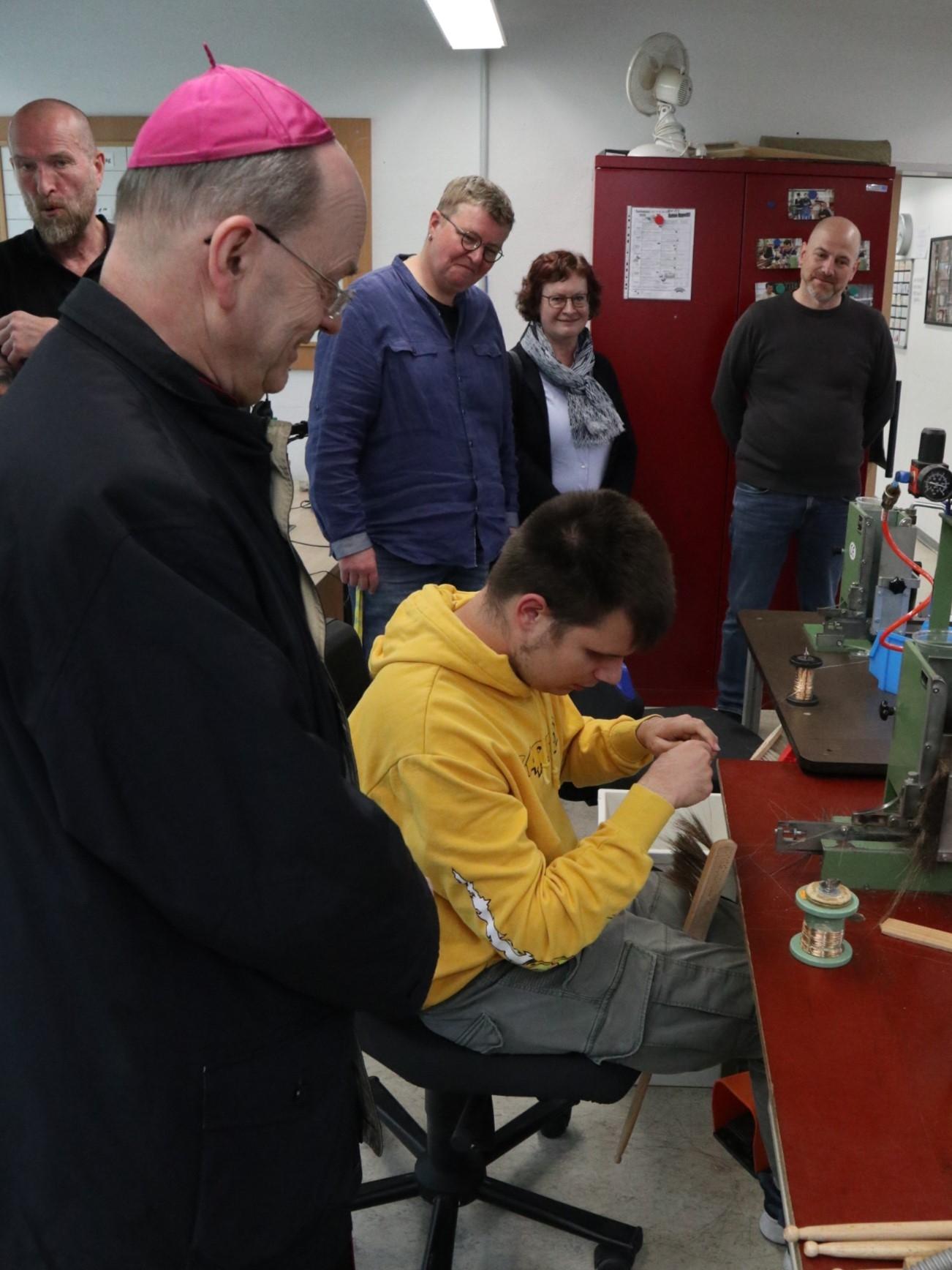 Weihbischof Brahm in der Besenwerkstatt