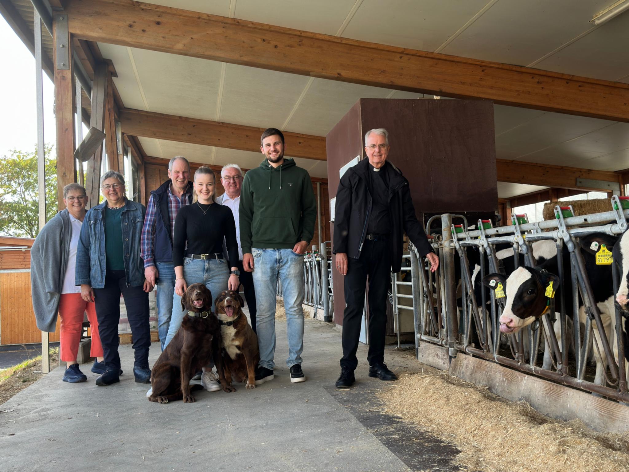 Besuch Meuteshof: (vlnr) Birgit Nober, Marina Meutes, Peter Meutes, Lisa Nober mit den Hofhündinnen Maya und Luna, Johannes Eiswirth, Stefan Meutes und Weihbischof Peters