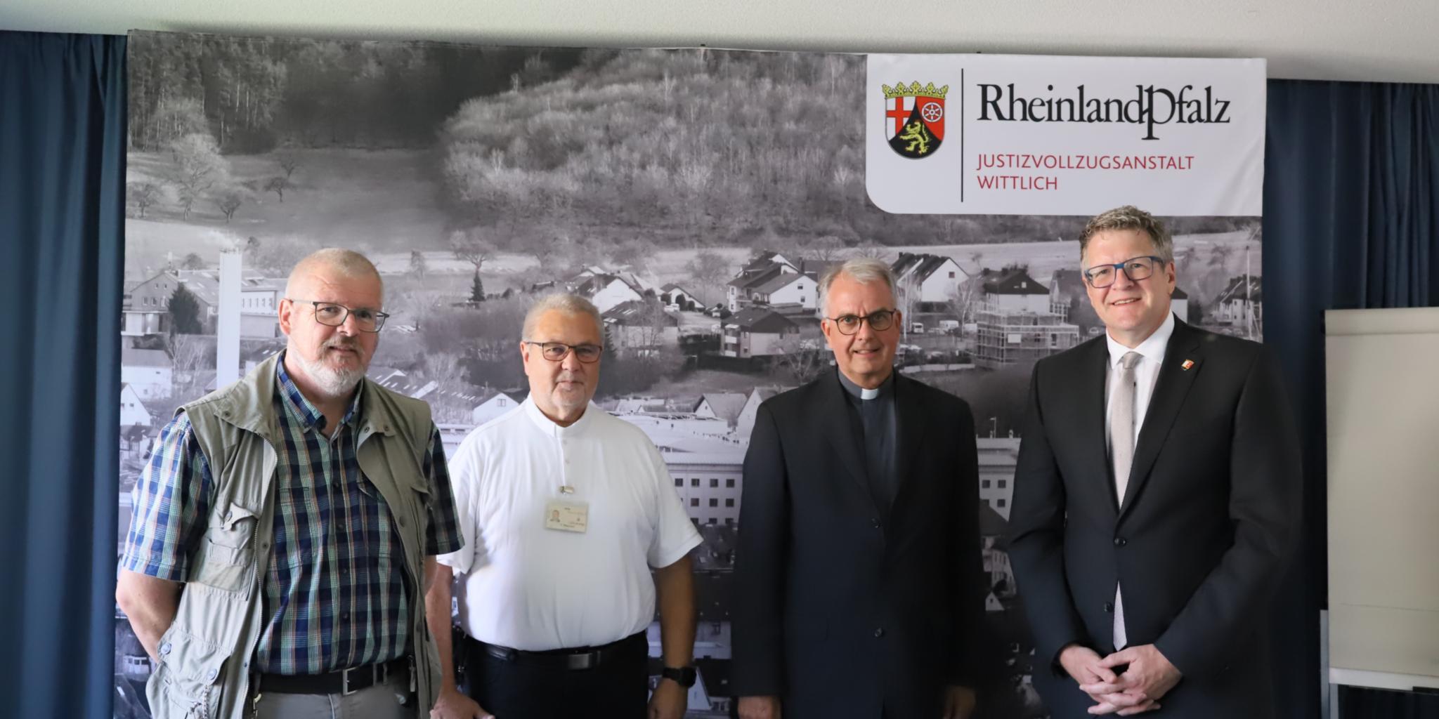 Diakon Johannes Arnoldi, Gefängnisseelsorger Thomas Reichert, Weihbischof Jörg Michael Peters und Leiter Jörn Patzak