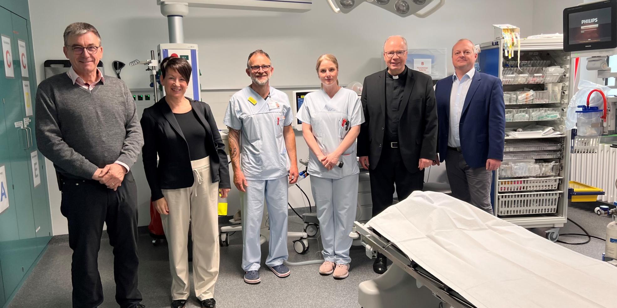 Bischof Stephan Ackermann besucht das CaritasKlinikum Saarbrücken gemeinsam mit Pastoralreferent Hermann-Josef Mayers (links), Margret Reiter (zweite von links),Marcus Koch, die Ärztliche Leiterin der ZNA Stephanie Groenewold (Mitte) und Pflegedirektor Sascha Kropp (rechts).