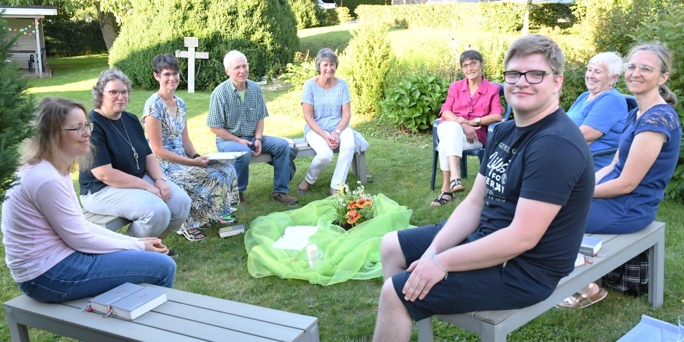 In den Hermeskeiler Pfarrgarten haben Gemeindereferentin Gerlinde Paulus-Linn (Zweite von links) und die Ehrenamtlichen Judith Bach (Dritte von links) und Belinda Jochem (rechts) zu „Bibel im Garten“ eingeladen.