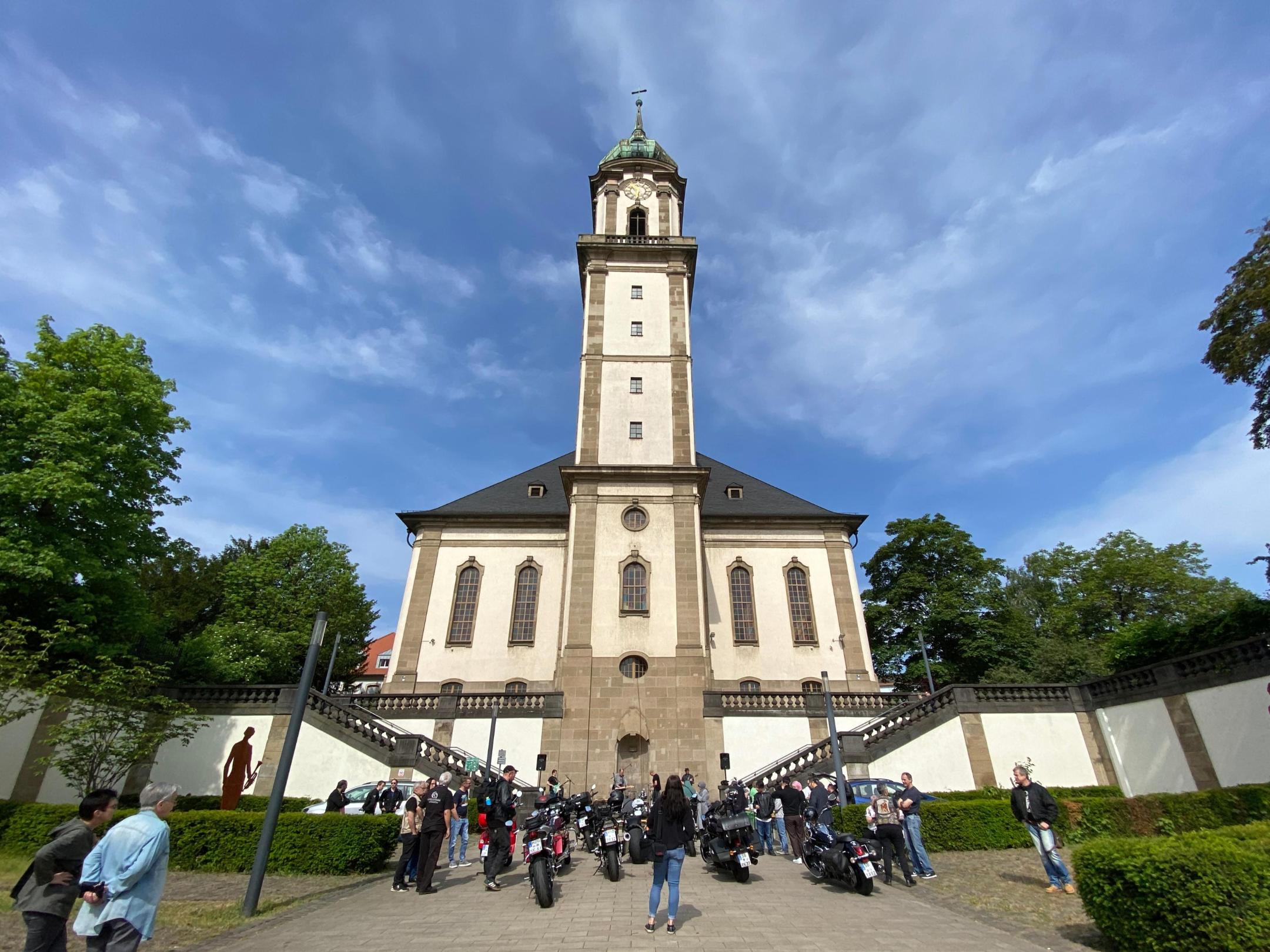 Rund 40 Personen kamen auf den Platz vor der Versöhnungskirche.