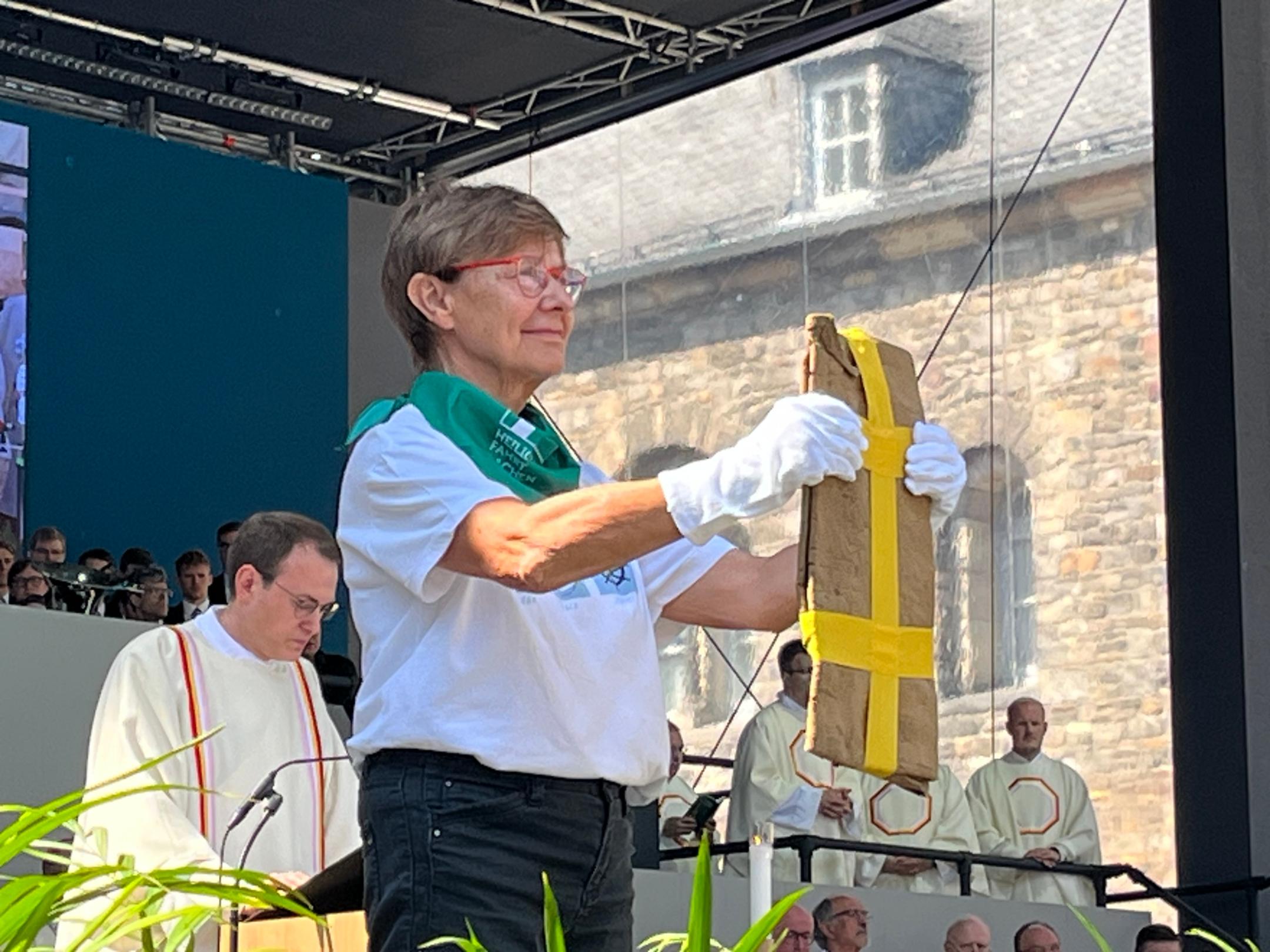 Gisela Rink zeigt die Windeln Jesu