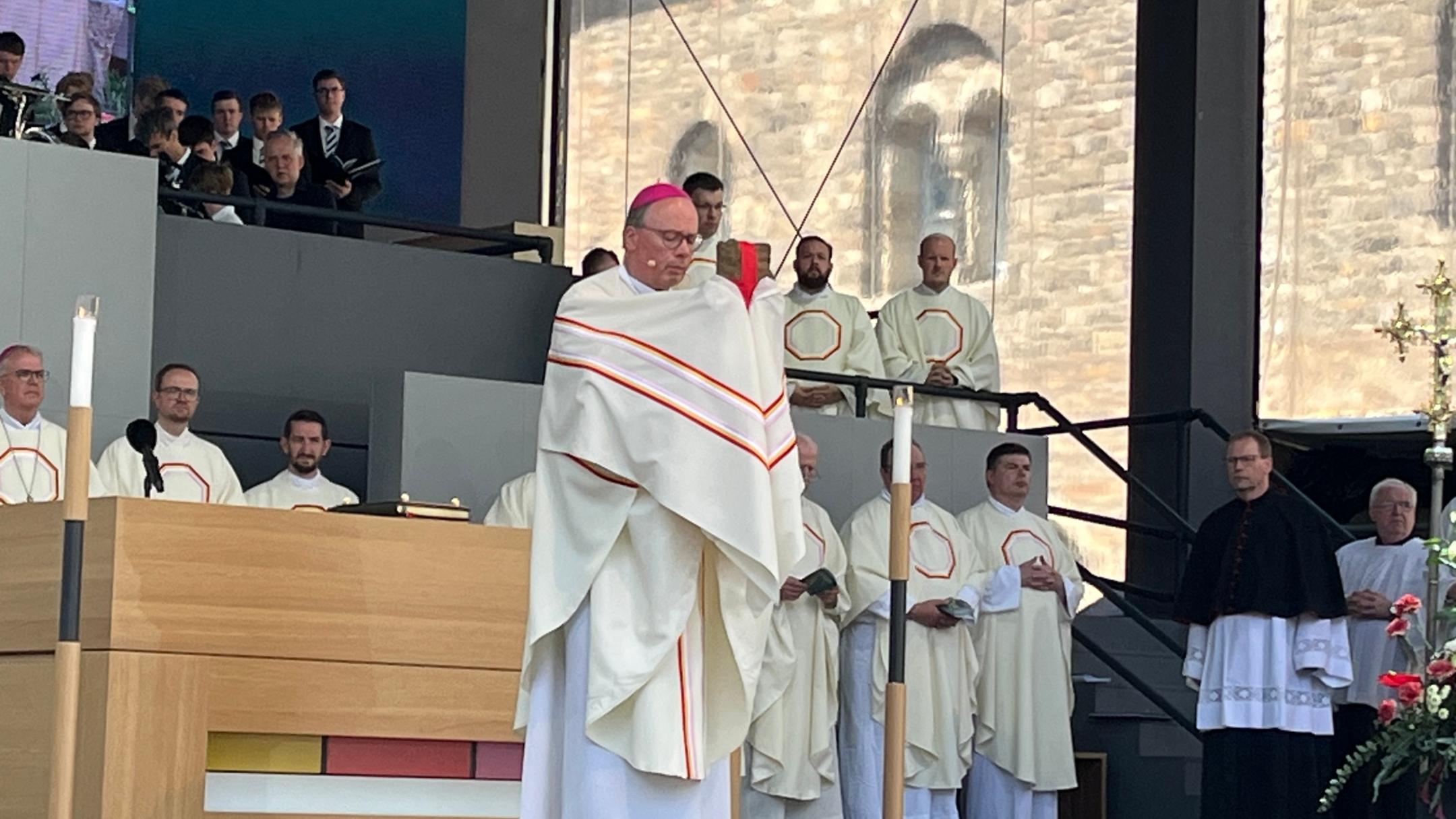 Bischof Ackermann beim Gottesdienst auf dem Katschhof