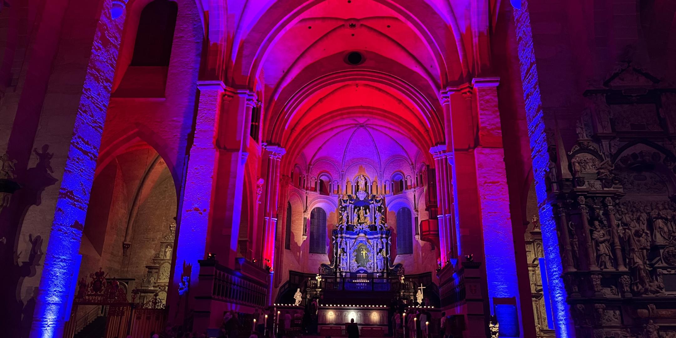 Der Trierer Dom erstrahlte bei der Nacht der offenen Kirchen in besonderem Licht.