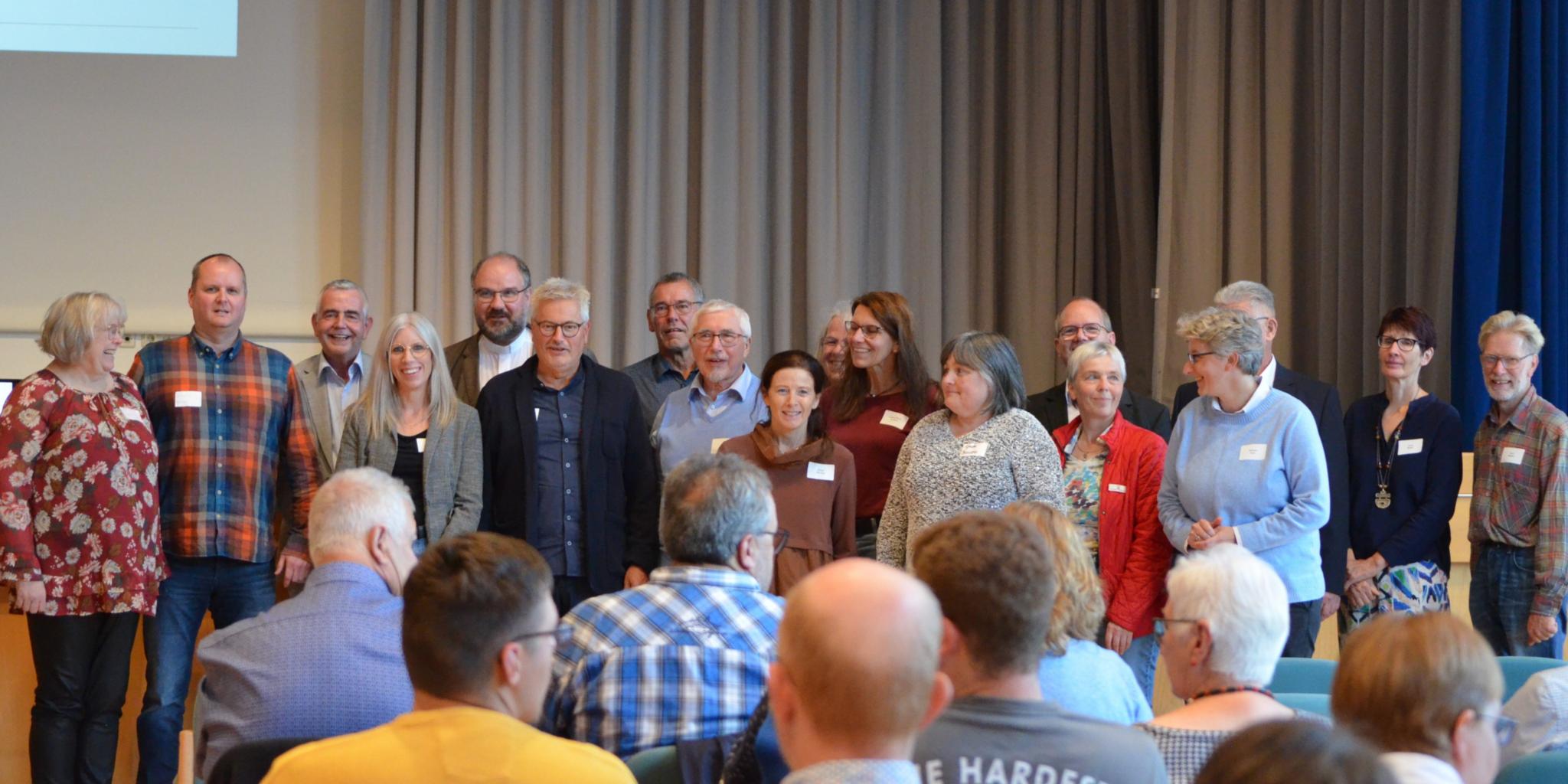 Der Rat des Pastoralen Raumes Mayen mit den neu gewählten Mitgliedern (v.li.n.re.): Ulrike Heuft, Dominik Hallfell, Dr. Thomas P. Fößel, Christiane Jeub, Dekan Jörg Schuh, Rolf Keuser, Hans Peter Schmitz, Hugo Nowicki, Helga Wendel, Birgit Becker, Andrea Maria Schlich, Gerda Baums, Marek Jost, Irmgard Hillesheim, Martina Wolf, Rainer Dinger, Doris Rieder, Erich Mieden auf dem Bild fehlen: Miriam Ackermann, Kornelia Kronz und Sabine Klasen