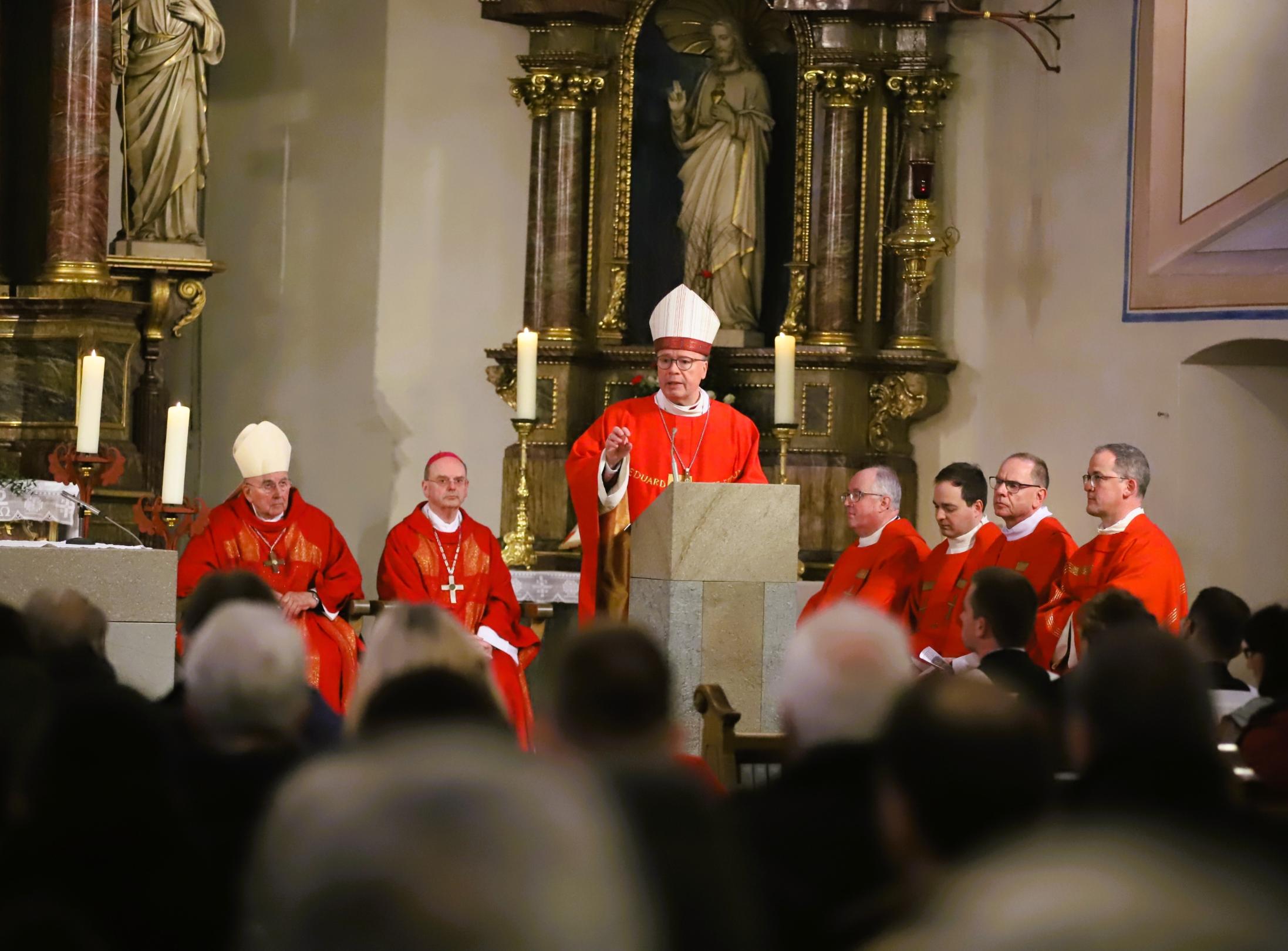 Bischof Ackermann bei der Predigt in der Pfarrkirche in Leimersdorf
