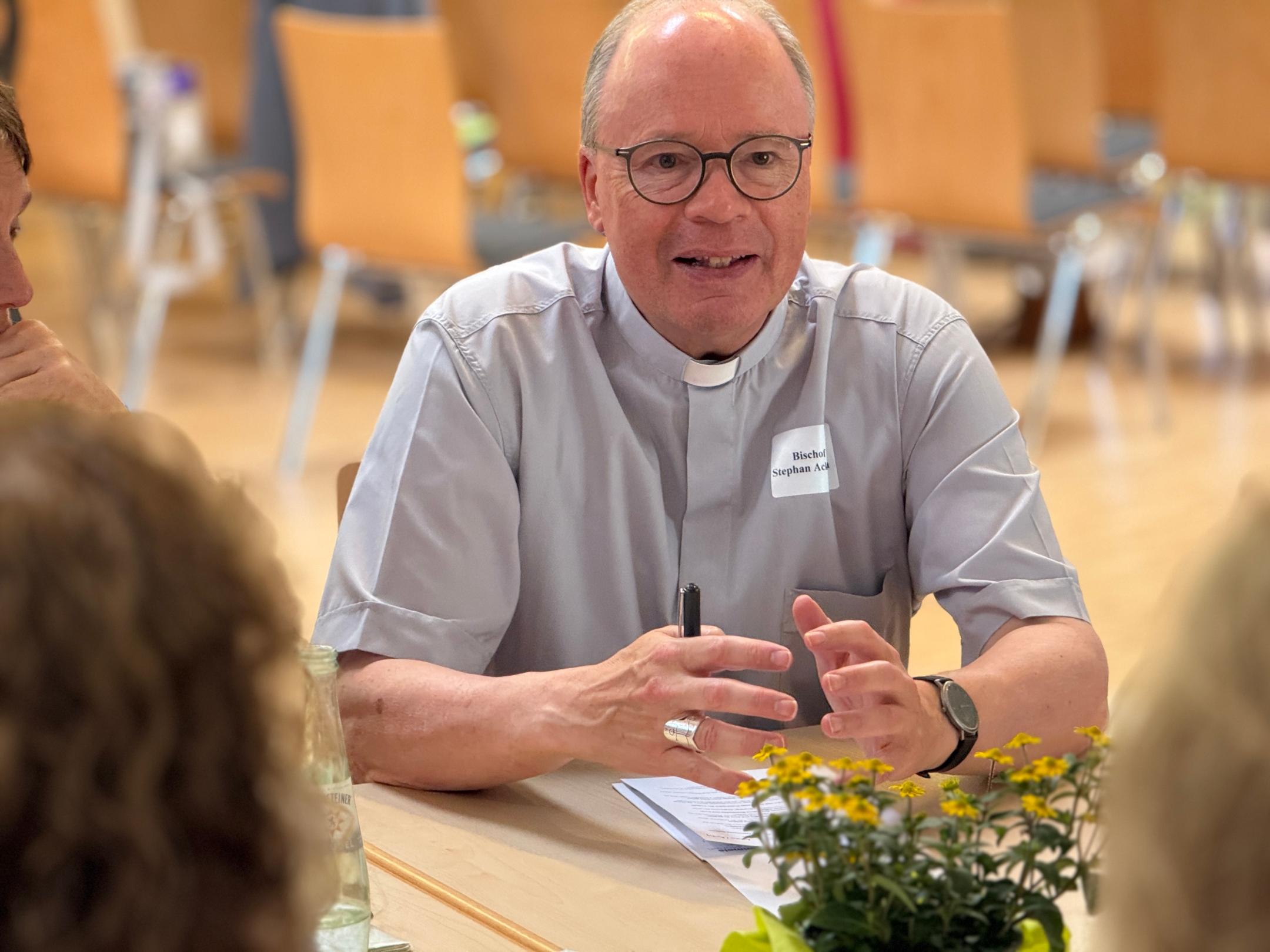 Bischof Stephan bei der Diskussion in Kleingruppen
