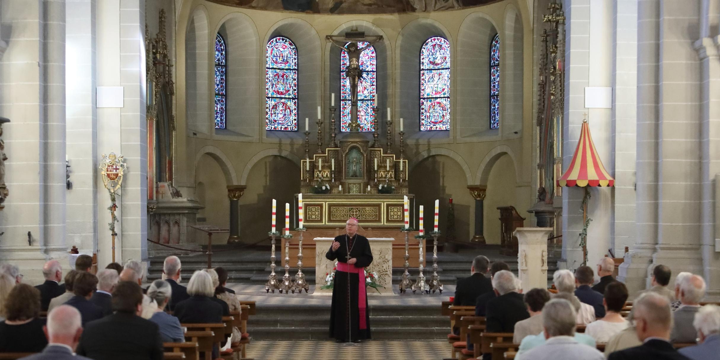Bischof Ackermann bei der Ordensverleihung in der Koblenzer Basilika St. Kastor