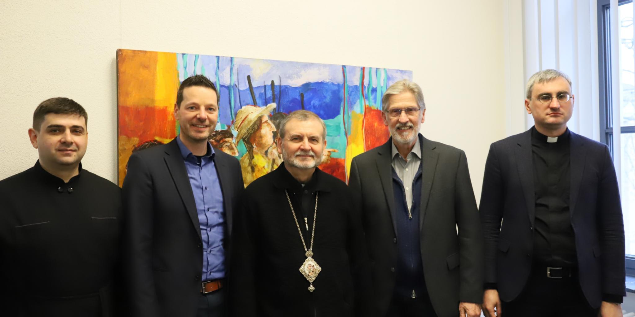 Die Diözesanstelle Weltkirche empfängt den ukrainischen Bischof Dmytro Hryhorak (Mitte) mit Priester Volodymyr Hrabyk (rechts) und Priesteramtskandidaten Anton Krshelnytskyi (links) im Bistum Trier