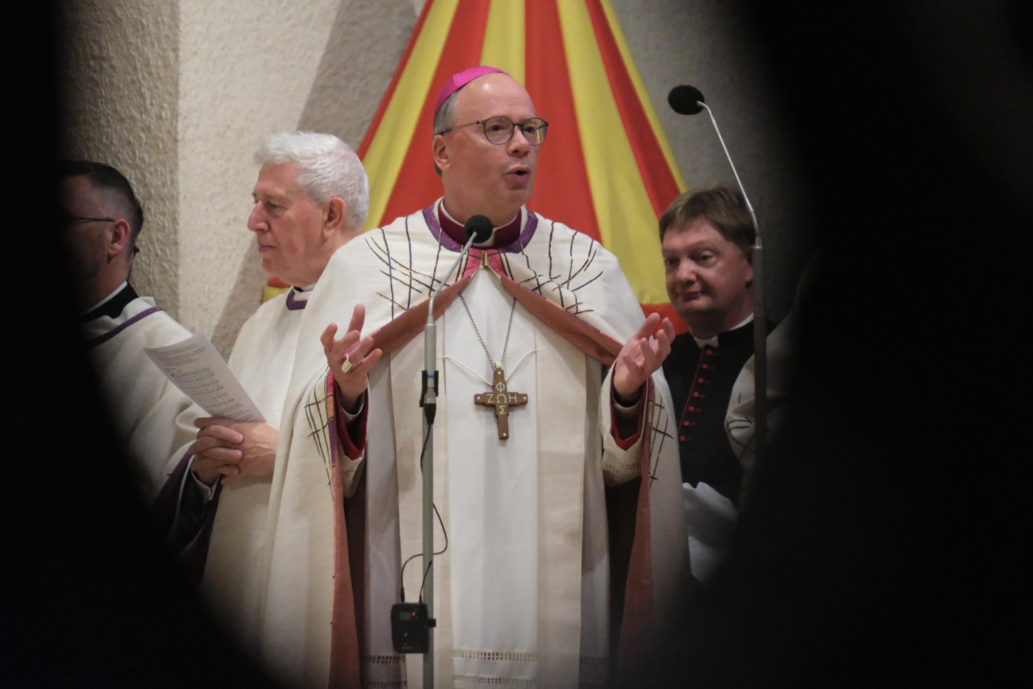 Bereits am Vorabend (9. Juni) hatte Bischof Ackermann in der Eröffnungsandacht zu Ehren des hl. Willibrord und der Springprozession in Echternach gepredigt
