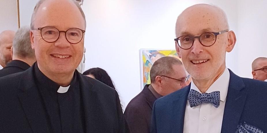 Das Foto zeigt Bischof Ackermann (links) und Markus Groß-Morgen (rechts)