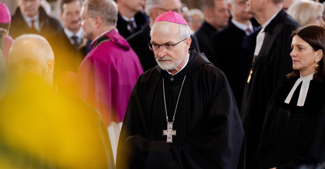 Bischof hanke in einer Menschenmenge
