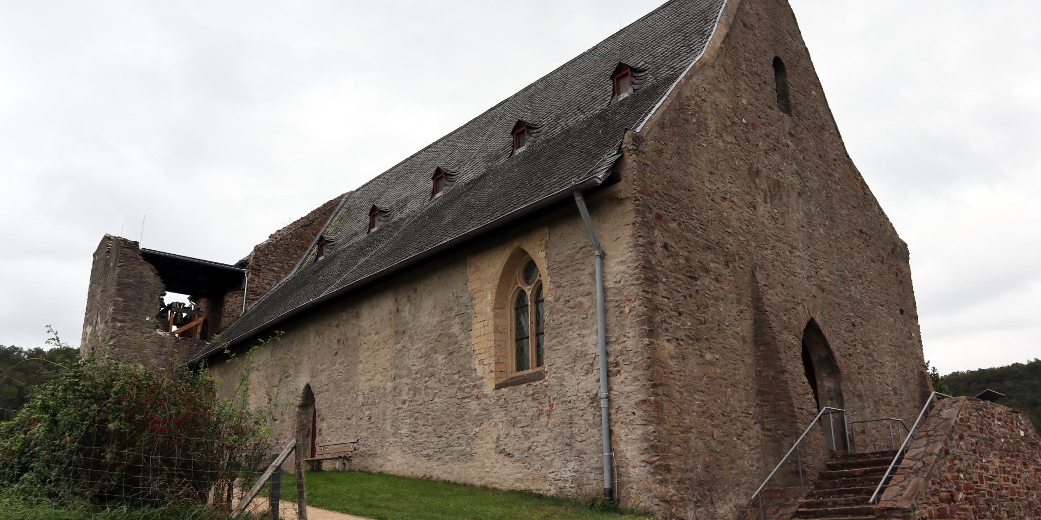 Im Glockenturm der Bleidenberger Wallfahrtskapelle aus dem Jahr 1248 lädt zum ersten Mal eine Glocke zum Gottesdienst ein.