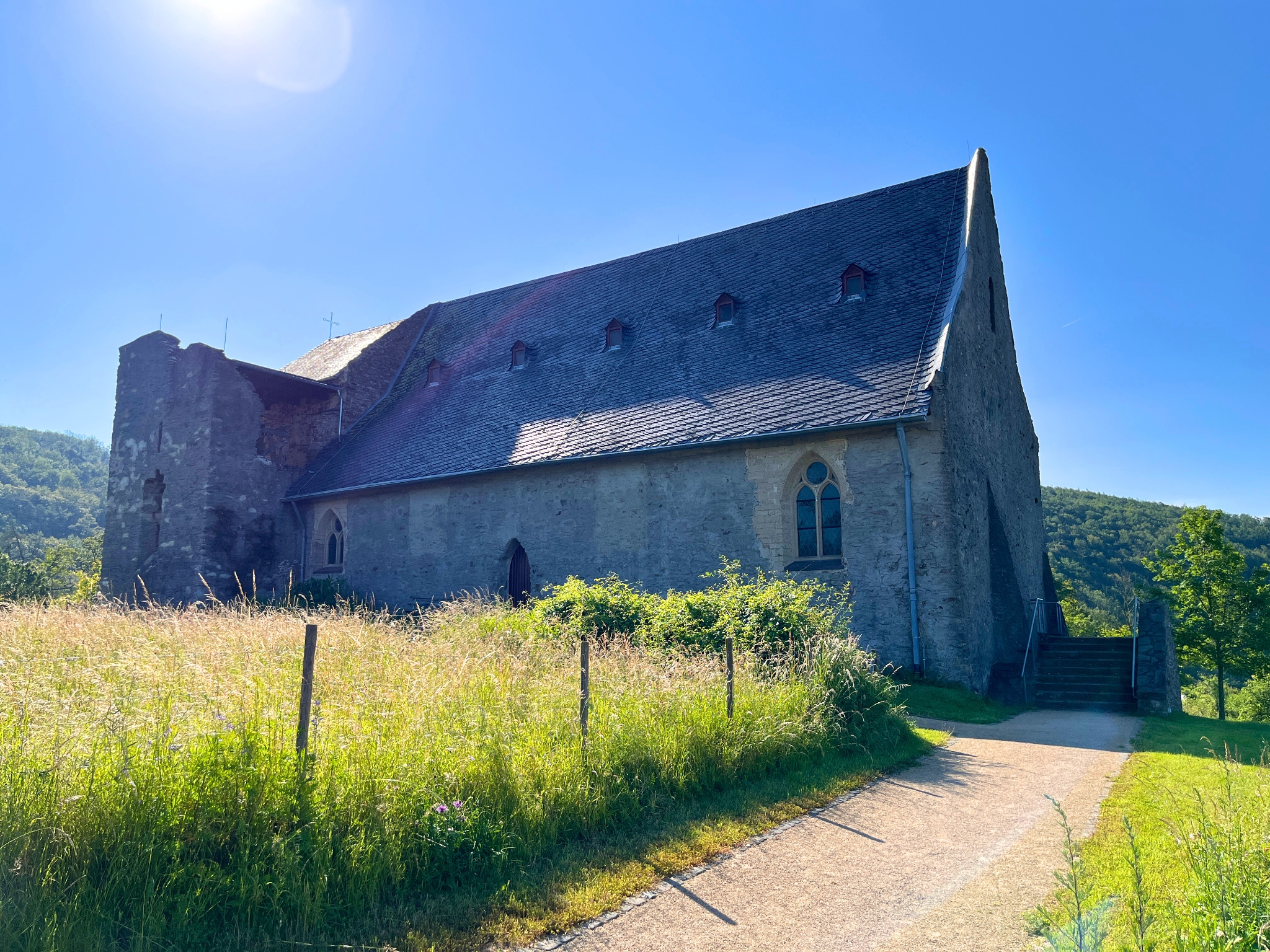 Die Kirche liegt hoch über dem Moseltal und ist beliebter Halt für Wanderer und Pilgerer.