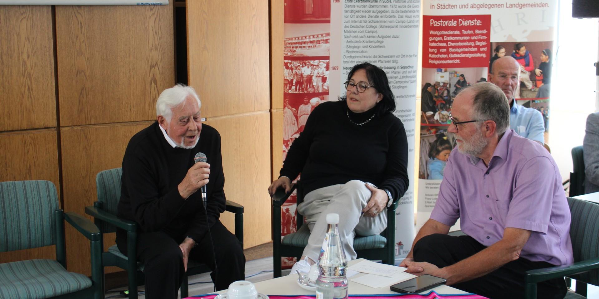 Ihre Erfahrungen tauschen aus: Pfarrer i. R. Michael Jaster, Michaela Steil-Kram, langjährige Stiftungsvorsitzende, und Moderator Peter Nilles (von links).