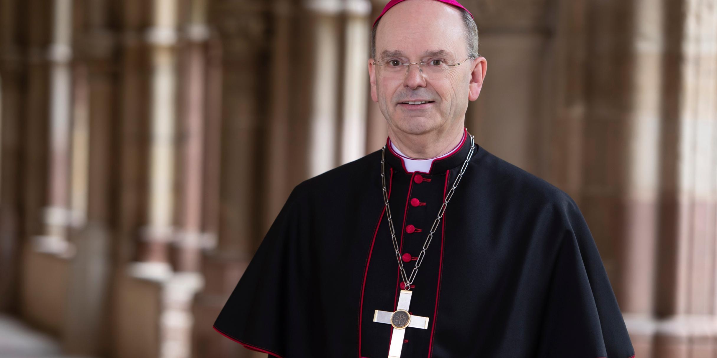 Das Foto zeigt Weihbischof Robert Brahm
