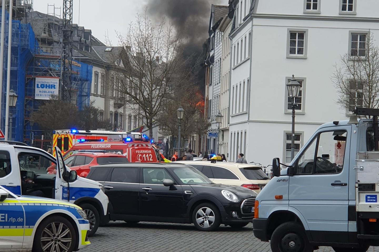 Rauchwolken steigen auf, die Rettungskräfte sind vor Ort