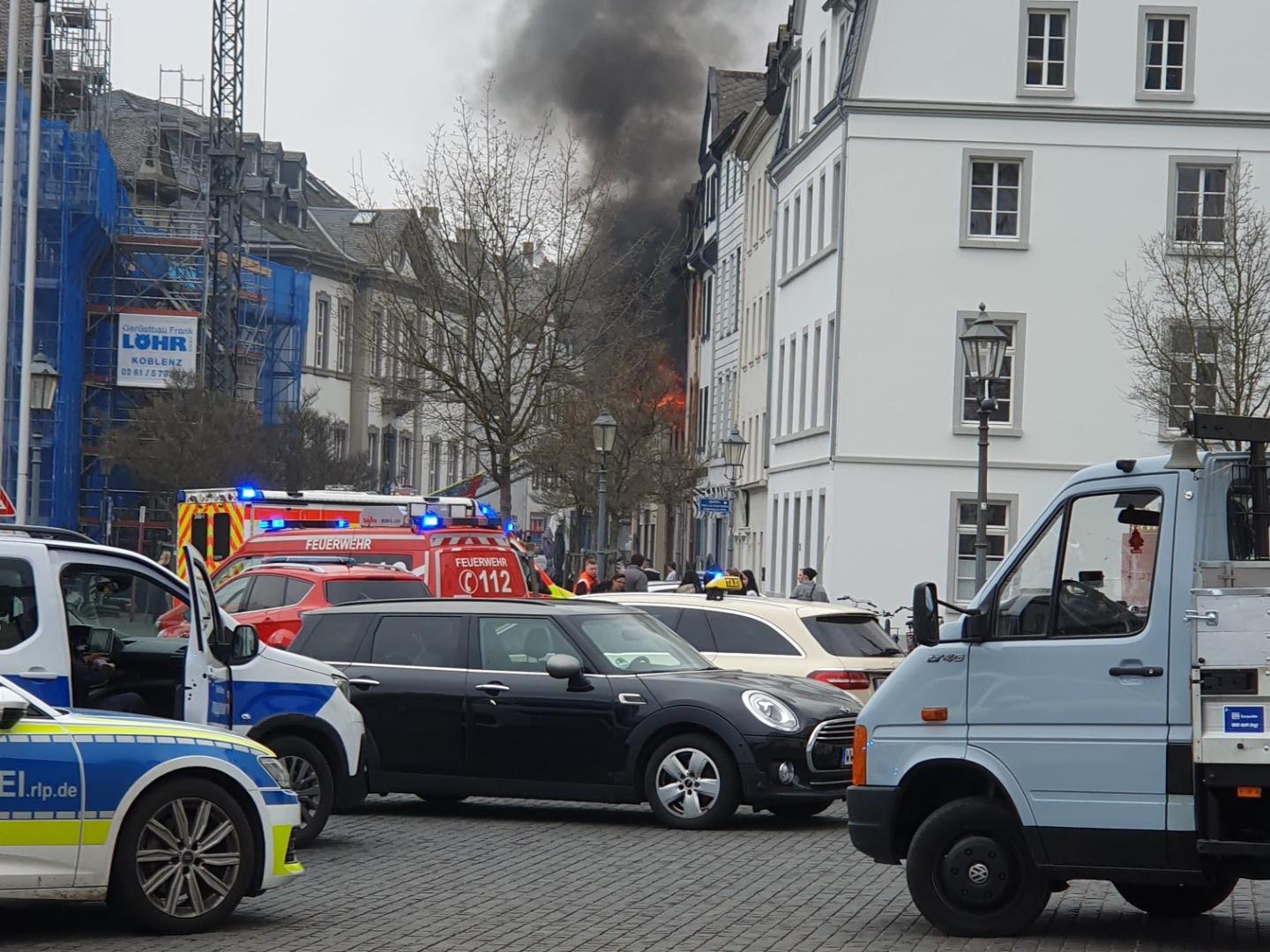 Rauchwolken steigen auf, die Rettungskräfte sind vor Ort