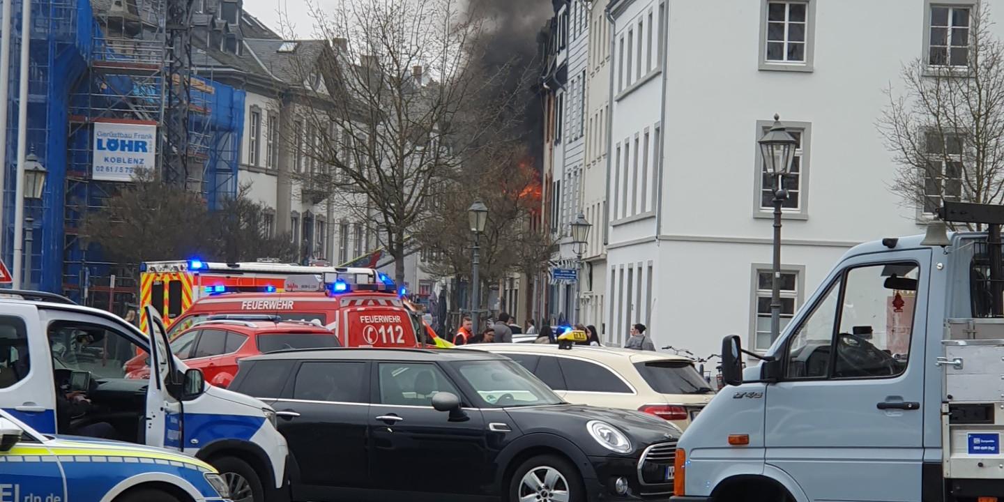Rauchwolken steigen auf, die Rettungskräfte sind vor Ort