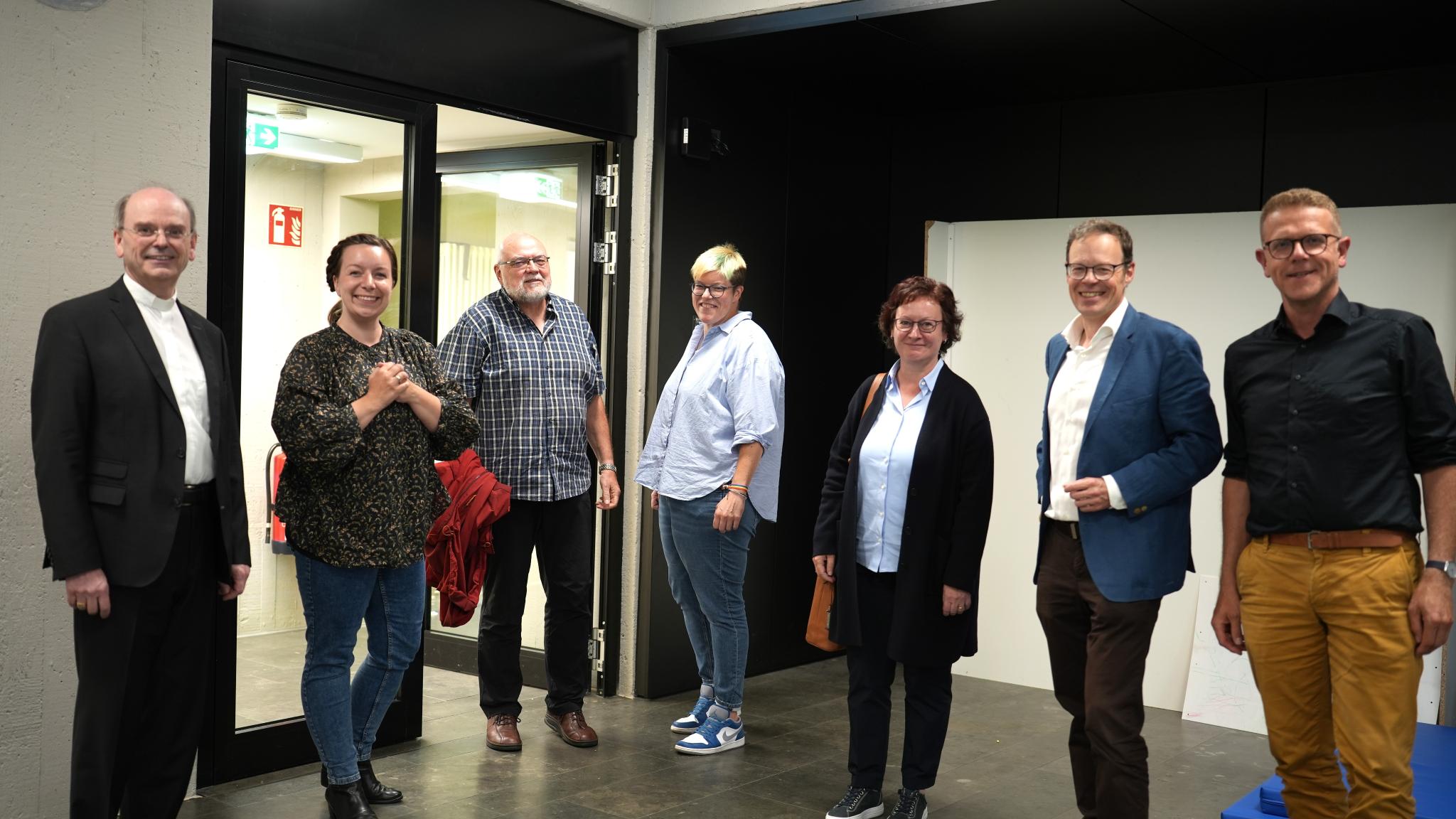Rundgang durch die Räumlichkeiten: Weihbischof Brahm, Michalina Stößel, Klaus Möntenich, Britta Mies, Katja Neff, Guido Goliasch und Sebastian Mählmann (von links).