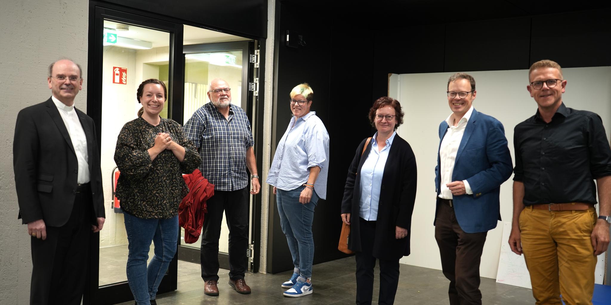 Rundgang durch die Räumlichkeiten: Weihbischof Brahm, Michalina Stößel, Klaus Möntenich, Britta Mies, Katja Neff, Guido Goliasch und Sebastian Mählmann (von links).
